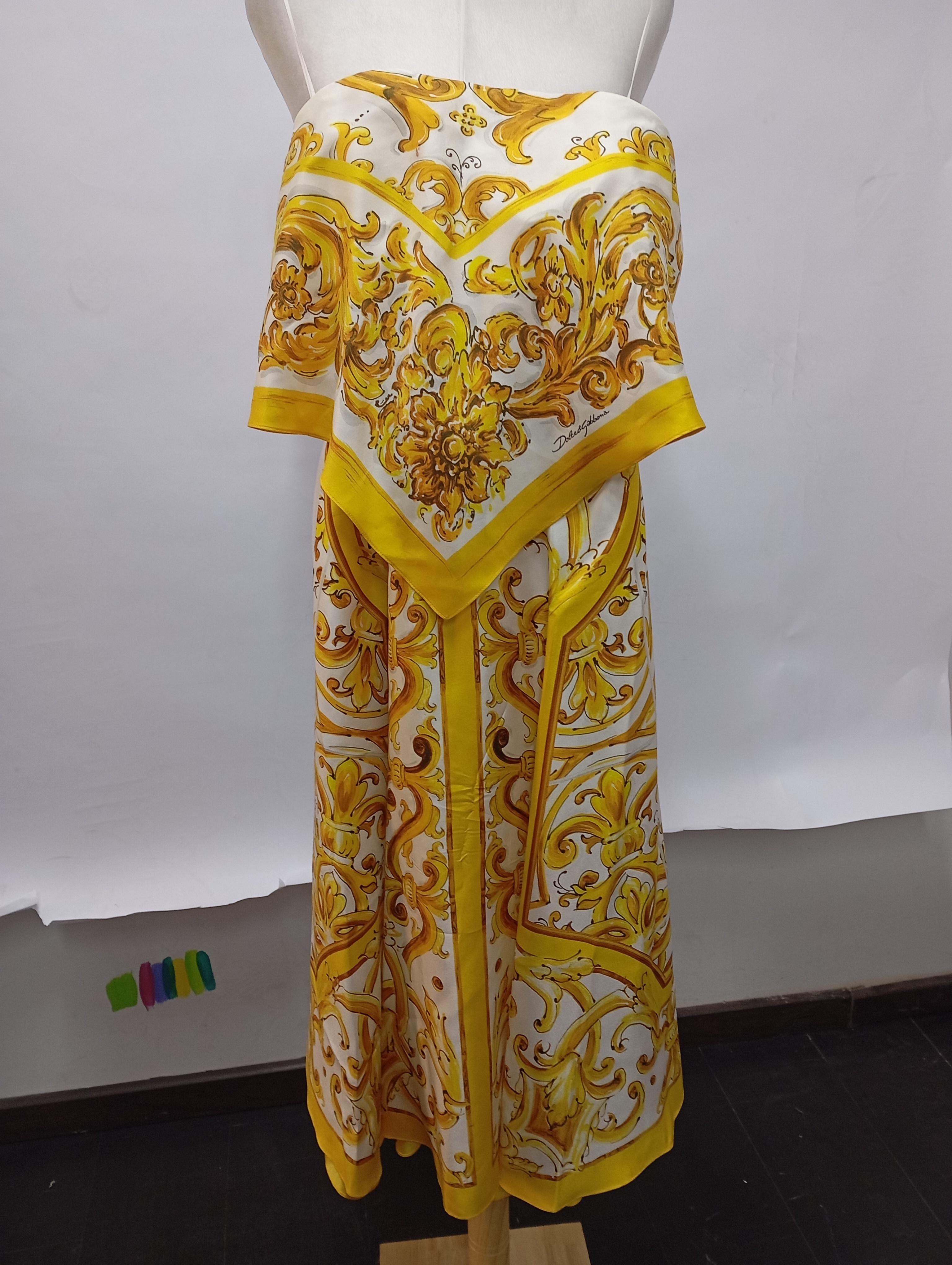 Dolce & Gabbana Gelbes trägerloses Midikleid mit Barockprint
Verströmen Sie italienischen Glamour in diesem aufsehenerregenden trägerlosen Midikleid von Dolce & Gabbana. Das aus luxuriöser Seide gefertigte Modell mit strukturierter Silhouette