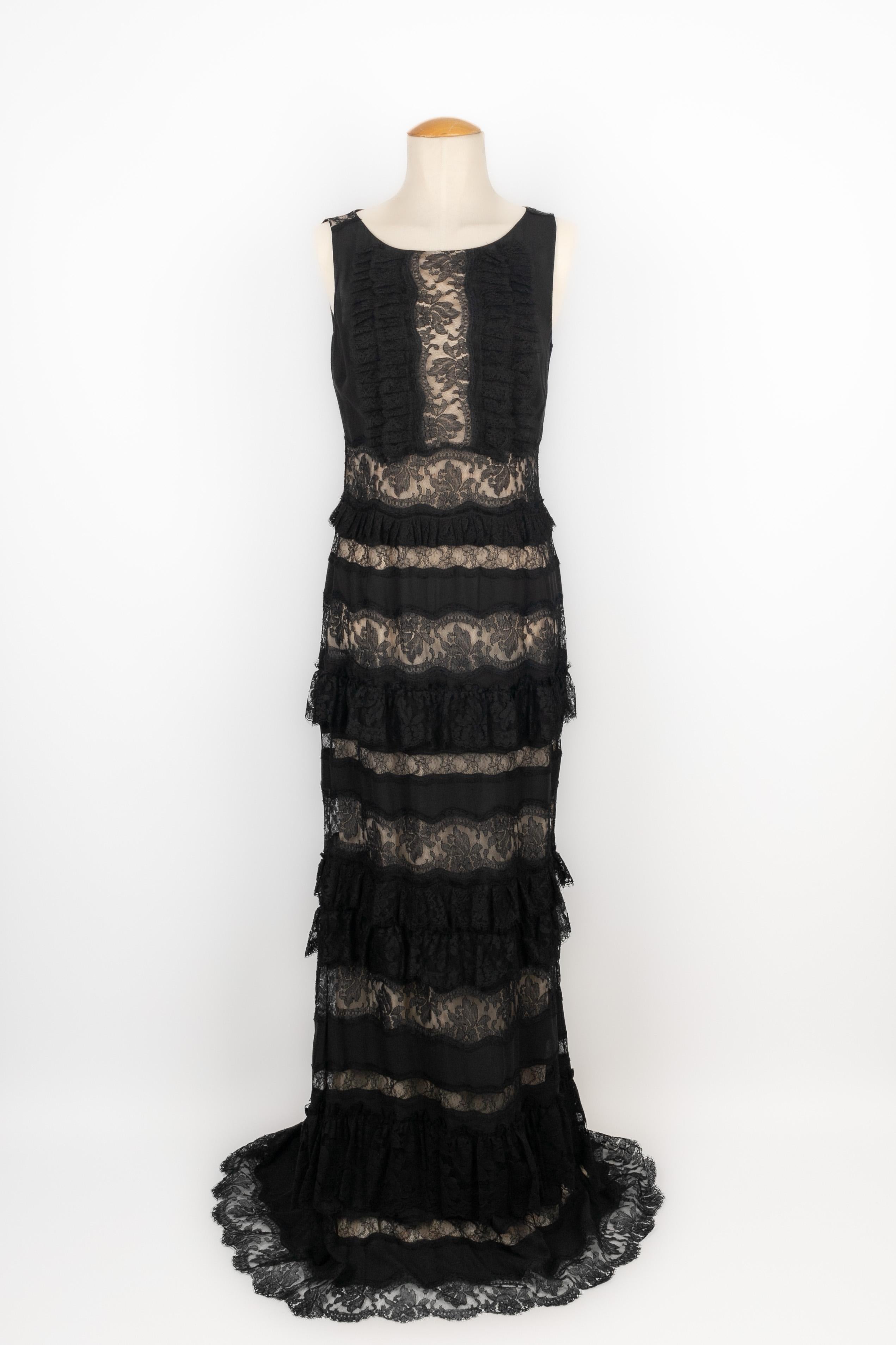 DOLCE & GABBANA - (Made in Italy) Long black lace dress with a beige lining. Size 44FR indicated, it fits a 40FR.

Condition:
Very good condition

Dimensions:
Chest: 45 cm - Waist: 37 cm - Hips: 50 cm - Length: 170 cm

SKU:VR356