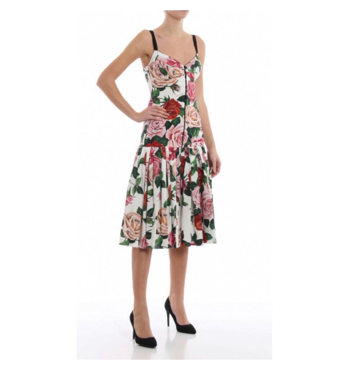  Dolce & Gabbana dress made from
flower printed stretch cotton poplin,
this corset dress is detailed with
elasticated shoulder straps and back,
front decorative hooks-and-eye and
rear zip fastening, low waist and wide
pleated skirt.

Product