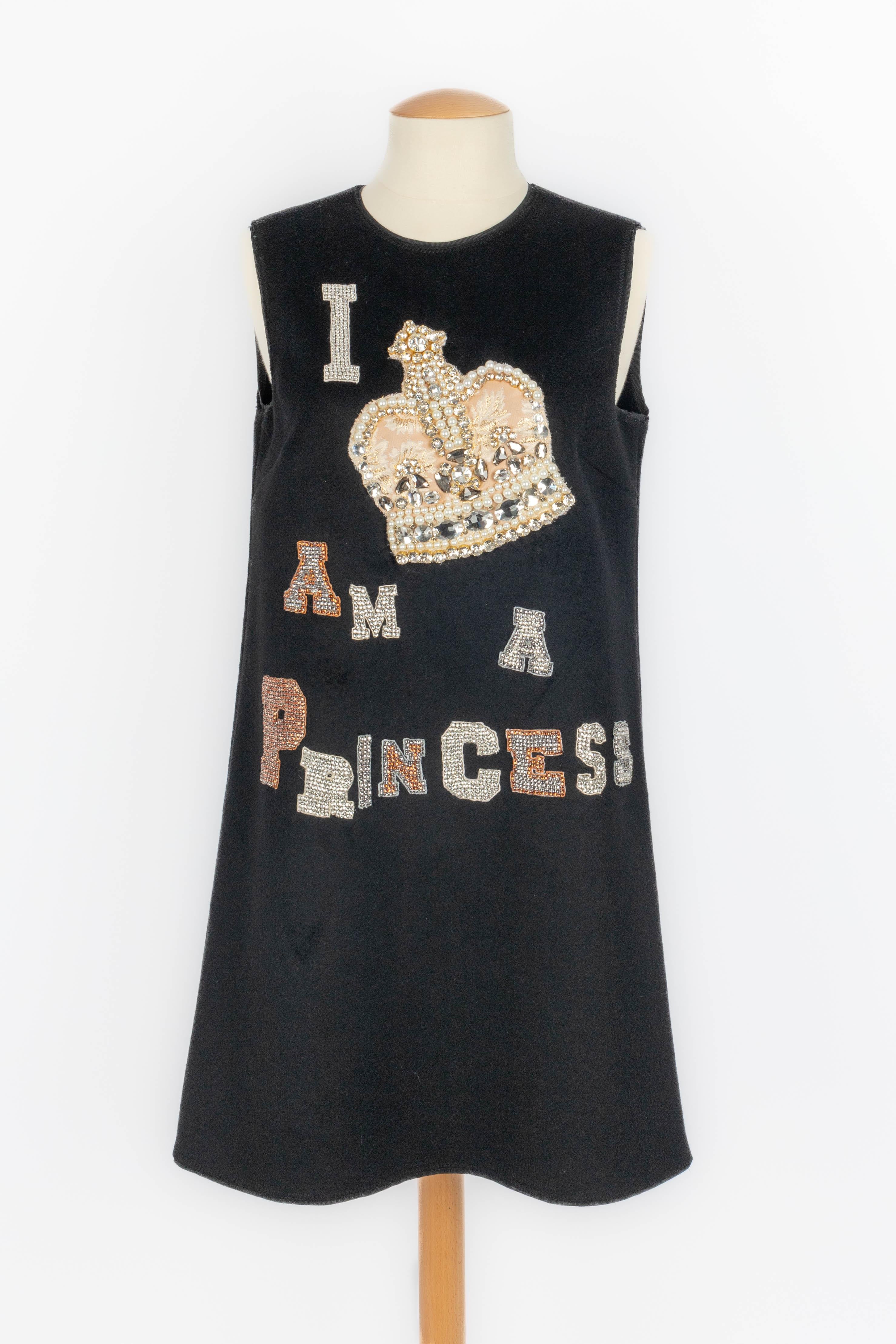 DOLCE&GABBANA - (Made in Italy) Vestido negro de largo medio sin mangas bordado con perlas y strass. Se indica la talla 40FR. Colección otoño-invierno 2016.

Estado:
Muy buen estado

Dimensiones:
Pecho: 45 cm - Largo: 84 cm

SKU:VR430