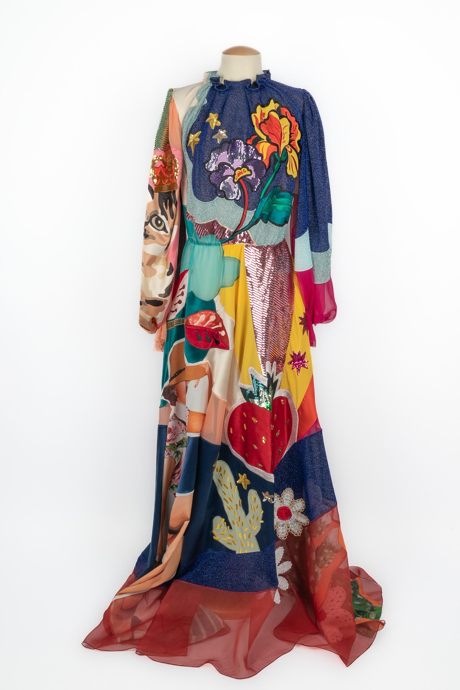 DOLCE & GABBANA - Vestido de patchwork multicolor con mangas abullonadas y cuello con volantes. Talla 38FR indicada. Colección primavera-verano 2019.

Estado:
Muy buen estado

Dimensiones:
Anchura de los hombros: 33 cm - Pecho: 50 cm - Cintura: 33