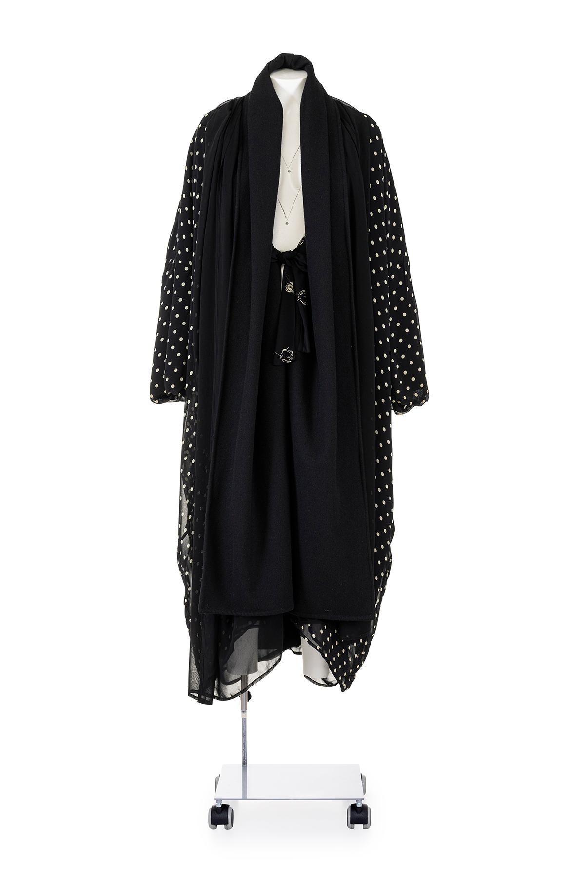 Early 90's rare and iconic reversible coat with printed layers by Dolce & Gabbana.
Dotted and floral printed layers.
Inner belt on waistline.
The composition tag is missing, seems to be made of felted wool and silk.