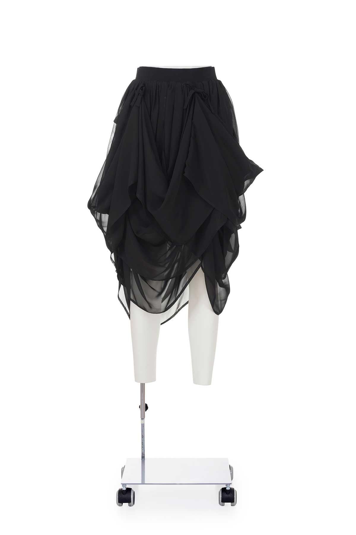 Early collections iconic and rare chiffon skirt.
Adjustable strings.
The composition si 100% silk.