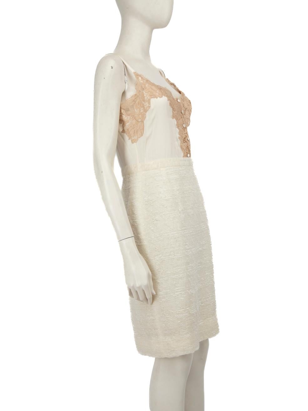 CONDITION is Very good. Minimal wear to dress is evident. Light signs of wear to back of dress near zipper closure and the internal left shoulder strap with a minor discolouration mark. Small pull in the fabric on the right side of the dress is seen