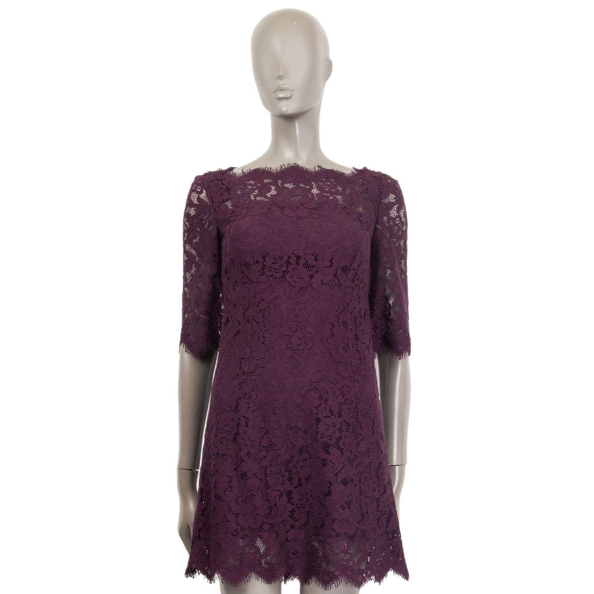 Vestido de encaje de manga 3/4 100% Dolce & Gabbana en viscosa berenjena (75%) y poliamida (25%) con escote barco. Se abre con una cremallera en la espalda y está forrado con un slip dress de seda berenjena (96%) y elastano (4%). Se ha usado y está