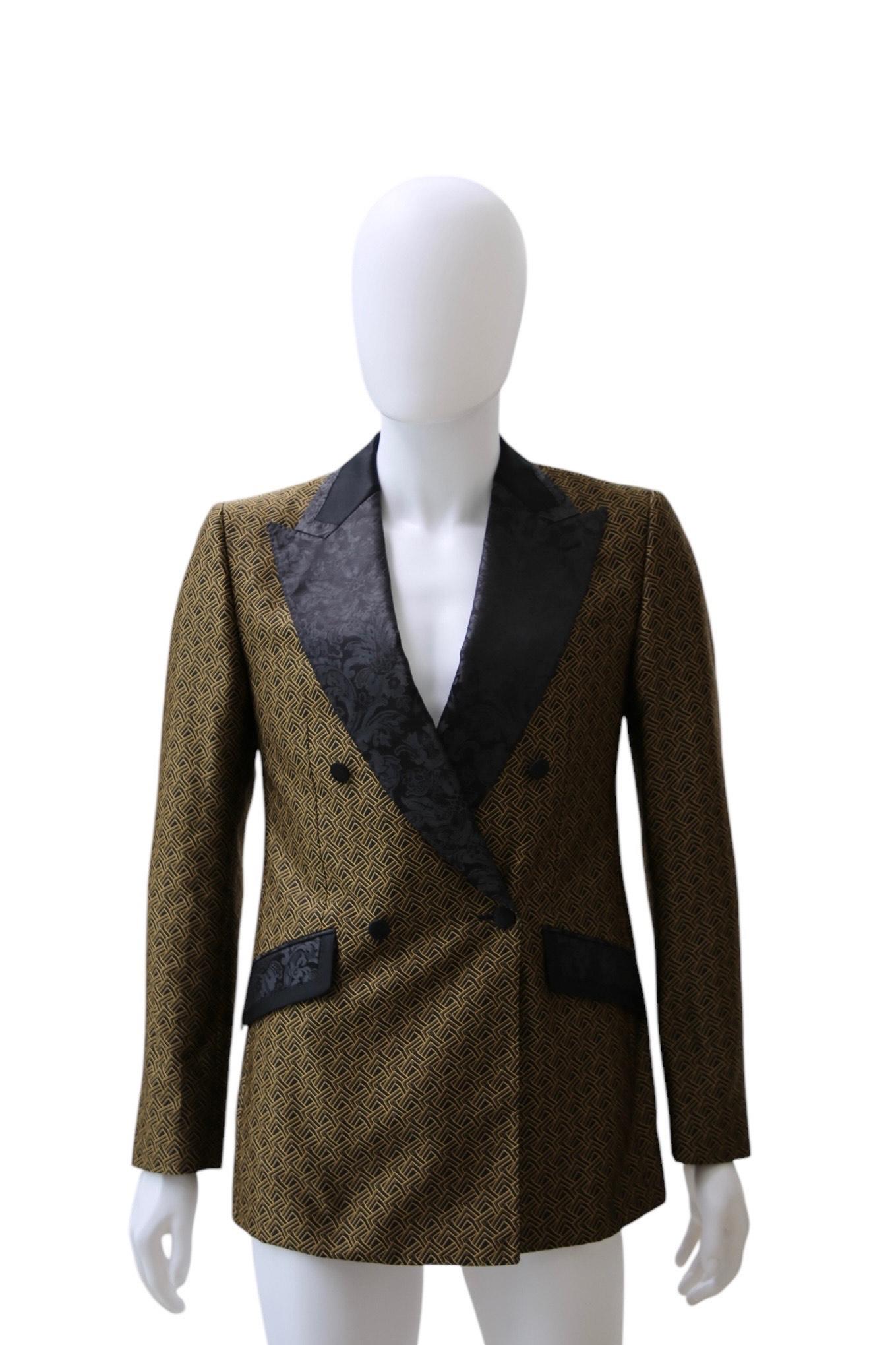 Dolce & Gabbana Eleganter doppelreihiger Jacquard-Blazer für Herren

Setzen Sie einen raffinierten Akzent mit diesem doppelreihigen Blazer von Dolce & Gabbana, der aus einem komplizierten goldenen Jacquard-Stoff mit geometrischem Motiv gefertigt