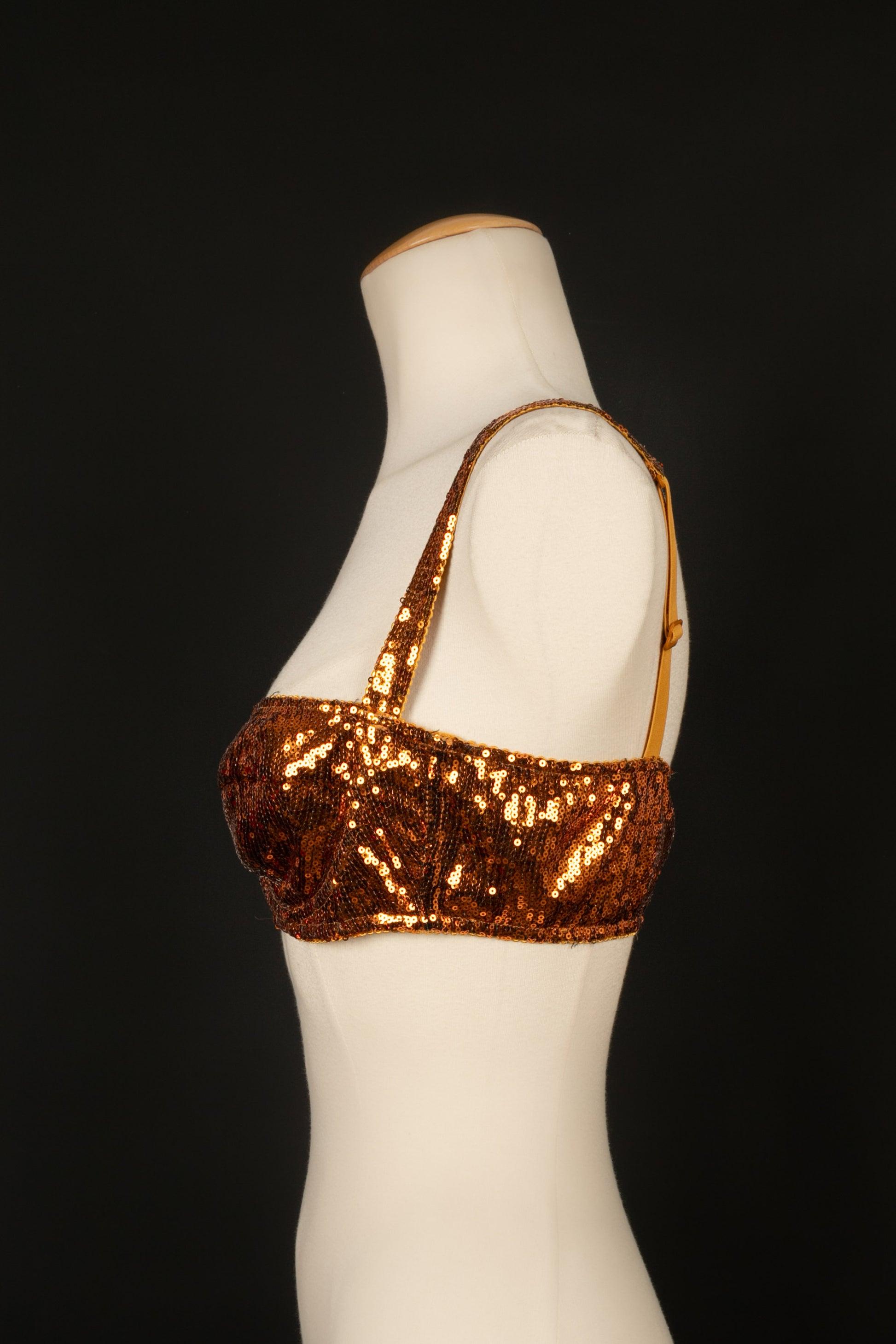 Dolce & Gabbana - (Made in Italy) Top entirely embroidered with orange sequins, and with a silk lining. Indicated size 80B EU.

Additional information:
Condition: Very good condition
Dimensions: Size 80B

Seller Reference: FH126
