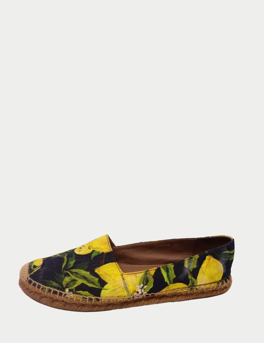 Espadrilles von Dolce & Gabbana mit Zitronendruck aus Segeltuch

Mit diesen leuchtenden Espadrilles mit Zitronenprint von Dolce & Gabbana strahlen Sie mit der Sonne um die Wette. Diese in Italien gefertigten klassischen Slipper zeigen ein leuchtend