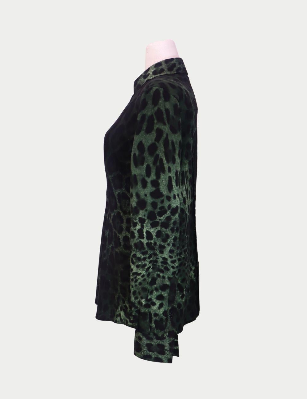 Blusa abotonada de seda con estampado de guepardo verde Dolce & Gabbana

Da rienda suelta a tu lado salvaje con esta blusa de seda con estampado de guepardo de Dolce & Gabbana, en una llamativa paleta de verde intenso y negro. Confeccionada en