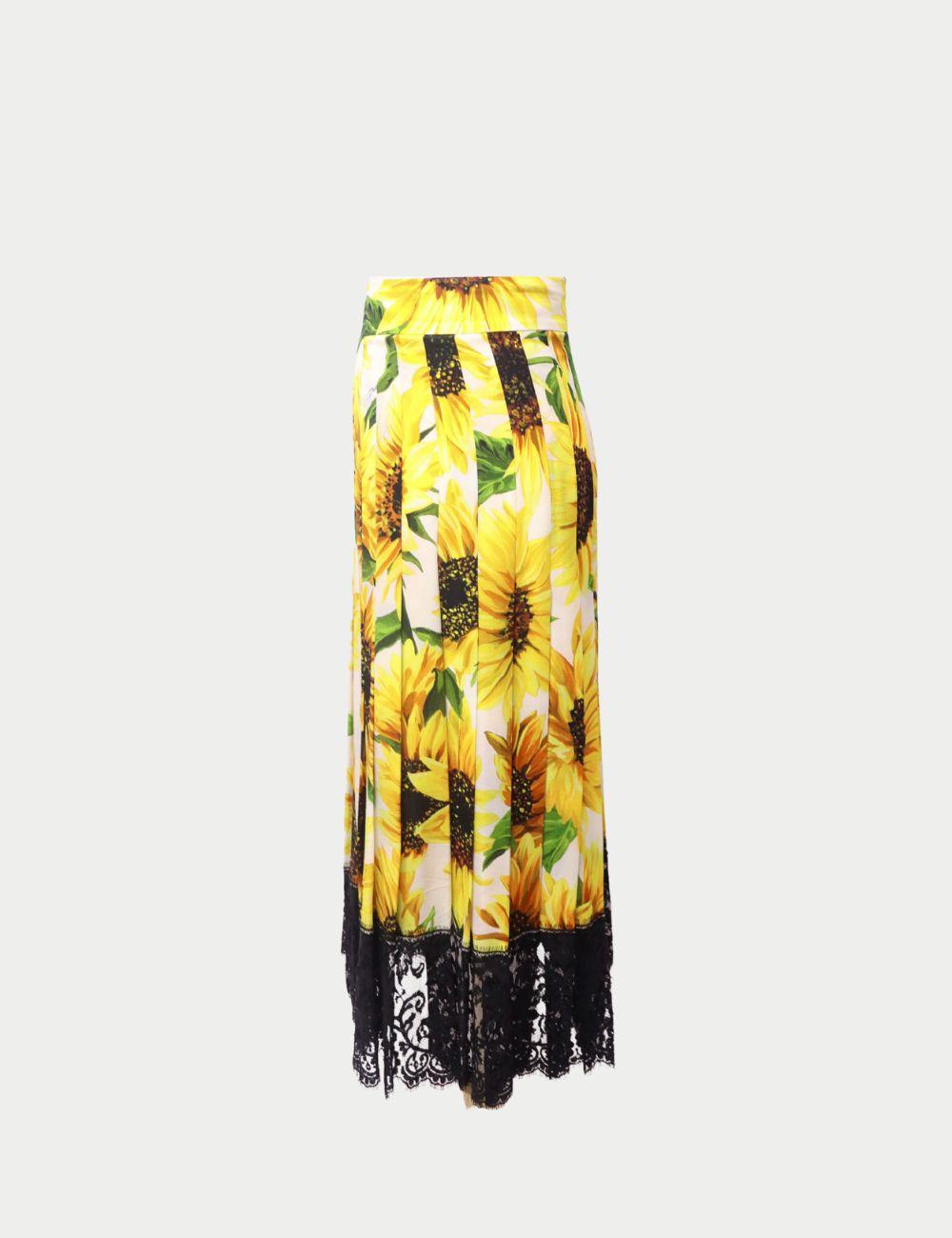 Dolce & Gabbana Sunflower Print Skirt with Black Lace Hem

Celebrate vibrant Italian style with this Dolce & Gabbana sunflower print skirt, a standout piece that captures the brand’s love for bold patterns and feminine elegance. Crafted in a flowing