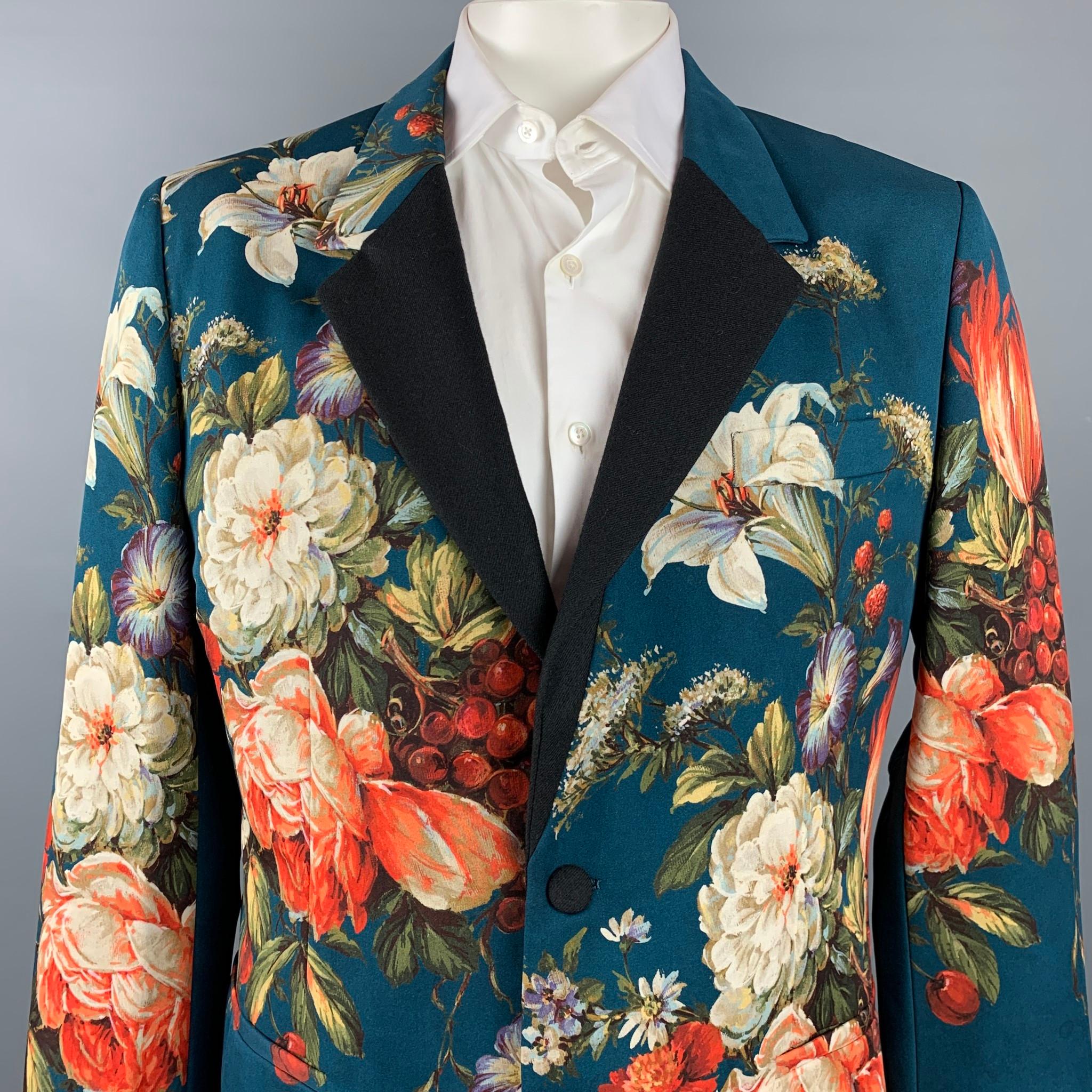 DOLCE & GABBANA F/W 13 Sportmantel aus mehrfarbiger:: geblümter Wolle/Seide mit Halbfutter:: Revers mit Kerbe:: geschlitzten Taschen:: Rückenriemen und Zweiknopfverschluss. Hergestellt in Italien. 

Neu mit Tags. 
Markiert: IT 56

Messungen:
