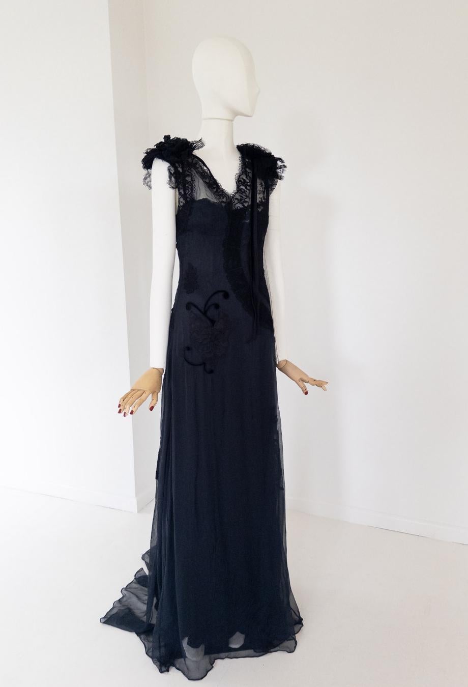 Questo pezzo vintage di Dolce & Gabbana è estremamente versatile e può essere indossato in tre modi: il pezzo superiore in chiffon, il pezzo inferiore in raso nero o a strati. L'abito è ricco di dettagli con delicati pannelli di pizzo e applicazioni