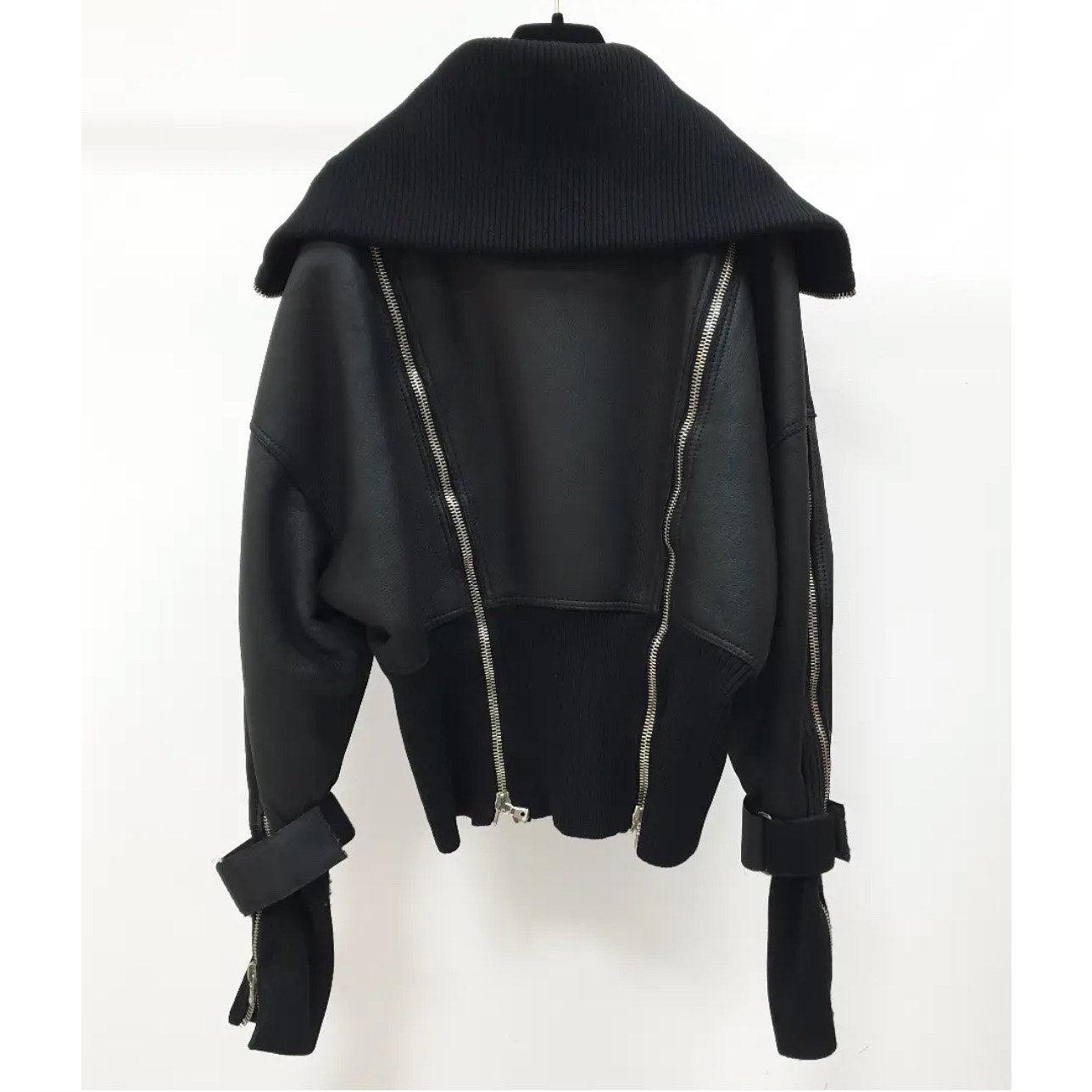 Esci con stile con questa splendida giacca di Dolce & Gabbana della collezione Autunno/Inverno 2003! 

Questa giacca moto-chic vintage è realizzata con una lussuosa pelle scamosciata all'esterno e un accogliente interno in shearling, perfetto per