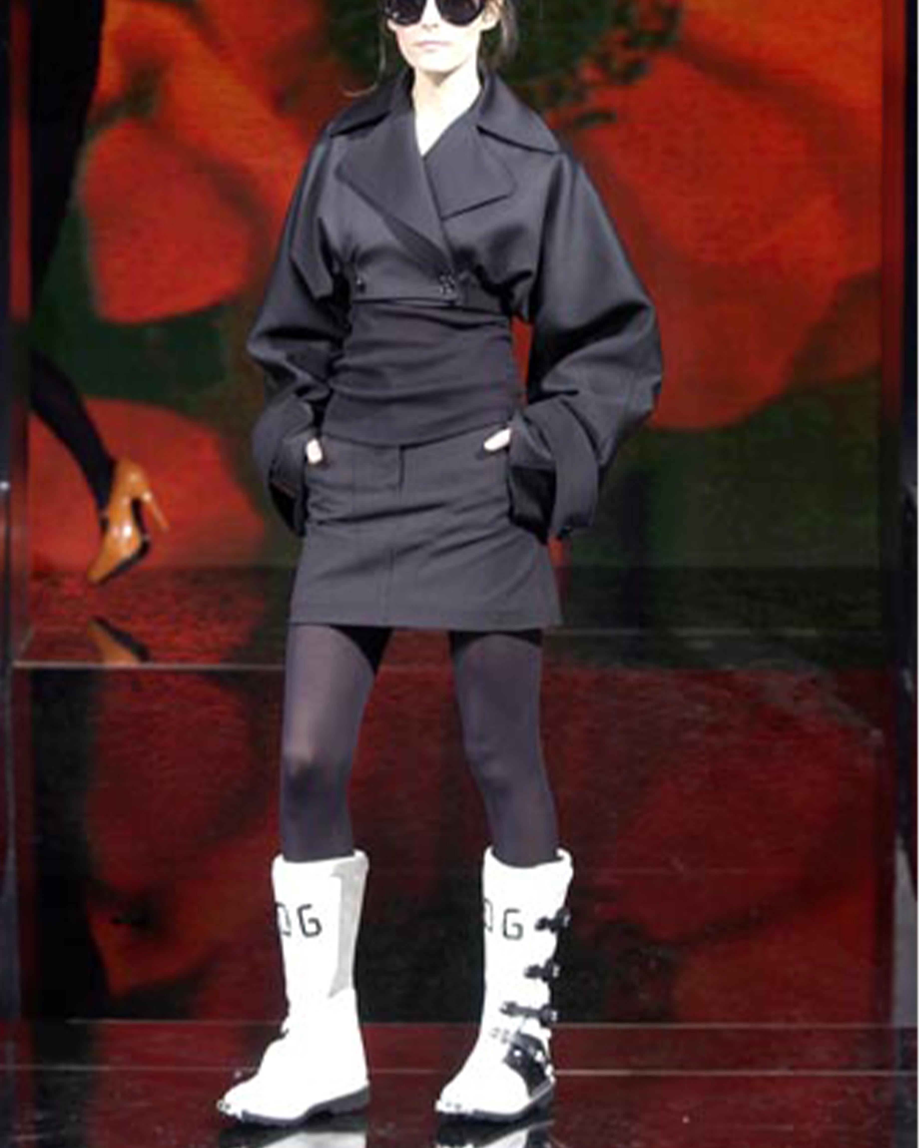 - Diseñado por Dolce&Gabbana
- Otoño Invierno 2003
- Pieza de pasarela
- Moto Cross Botas Blancas
- Logotipo DG amarillo
- Cierres de hebilla de trinquete negros
- Puntas de metal plateado
- Buen estado: algún signo de uso y dorado descolorido en el