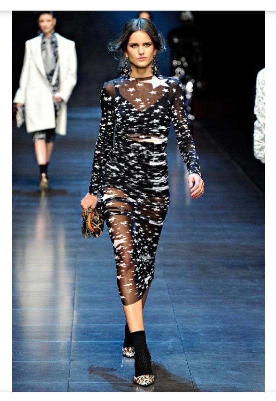 Dolce & Gabbana F/W 2011 Runway Robe de soirée longue froncée en maille transparente imprimée d'étoiles en vente 12