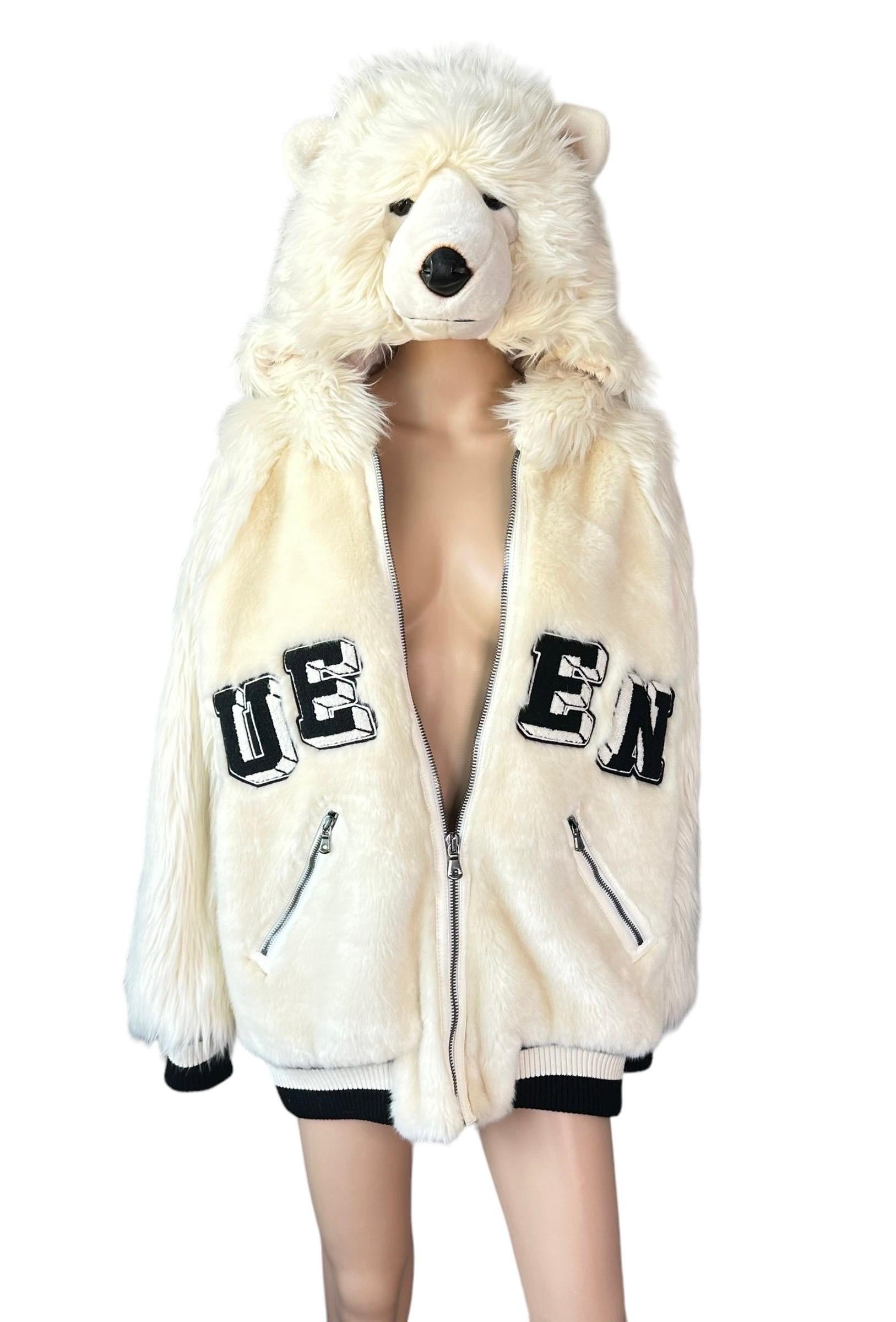 Dolce & Gabbana F/W 2017 Runway Teddy Bear Queen Eco Fur Hoodie Bomber Jacket Coat IT 40

Look 33 de la Collectional de l'automne 2017.

Dolce & Gabbana propose un blouson bombardier à capuche en fausse fourrure matelassée avec capuche à tête