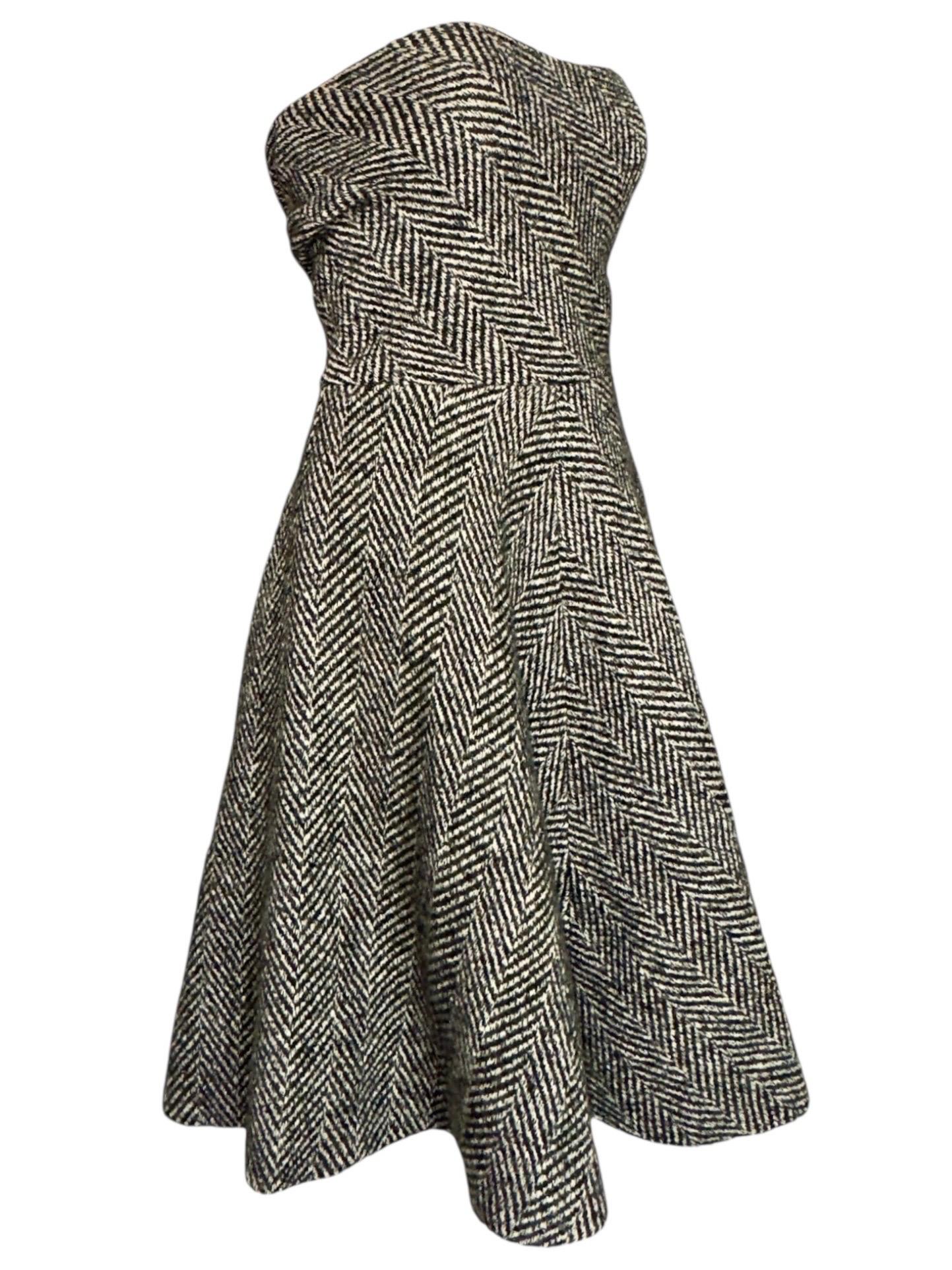 Magnifique robe d'hiver Dolce & Gabbana
De la collection iconique de l'automne 1996
Présenté dans la campagne ADS et sur le podium
Merveilleuse silhouette intemporelle, haut bandeau aux détails drapés. 


Détails :
Partie supérieure de style bandeau