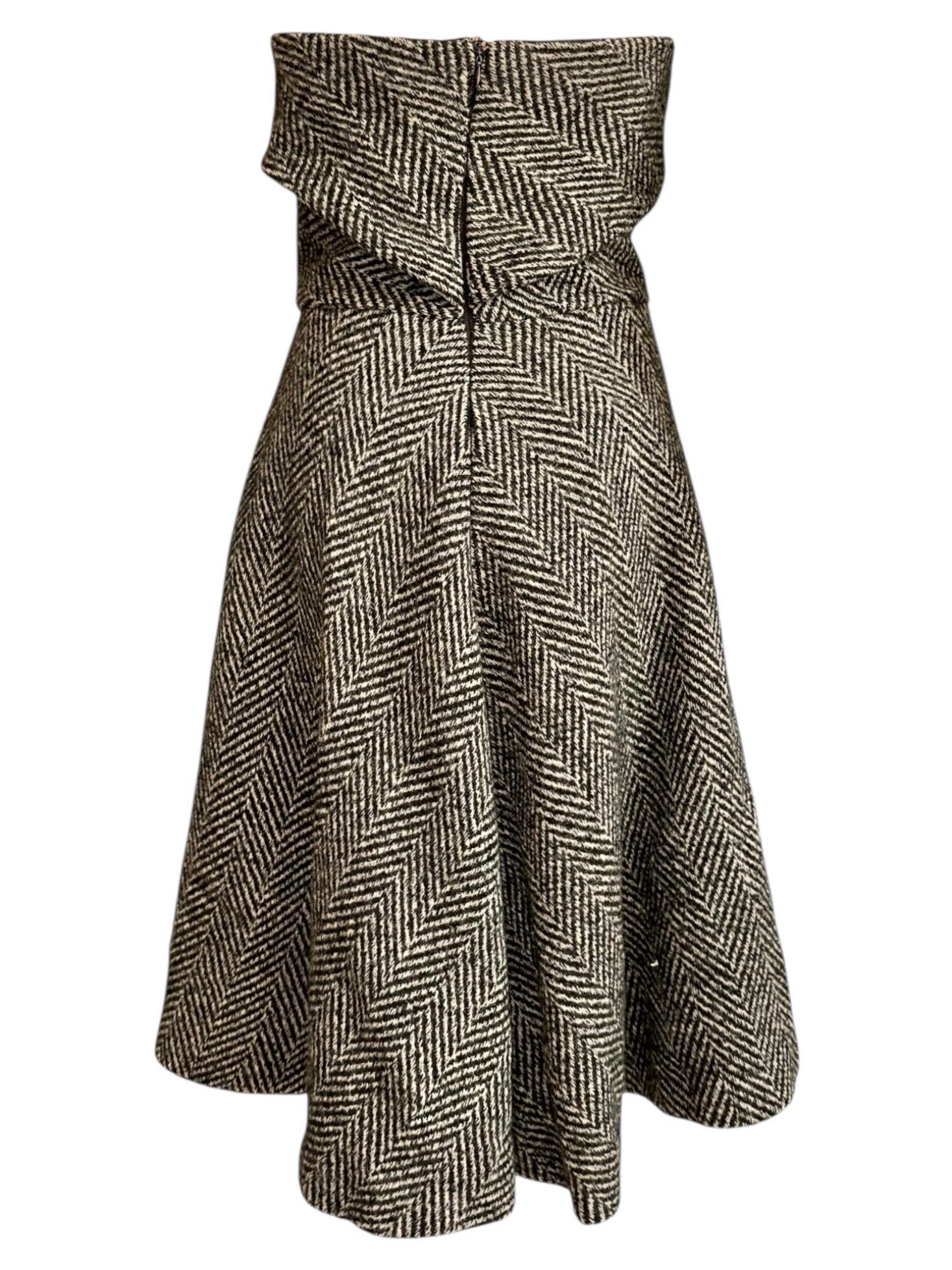 DOLCE & Gabbana Automne 1996 Robe bandeau drapée à chevrons en tweed 44 Bon état - En vente à Switzerland, CH