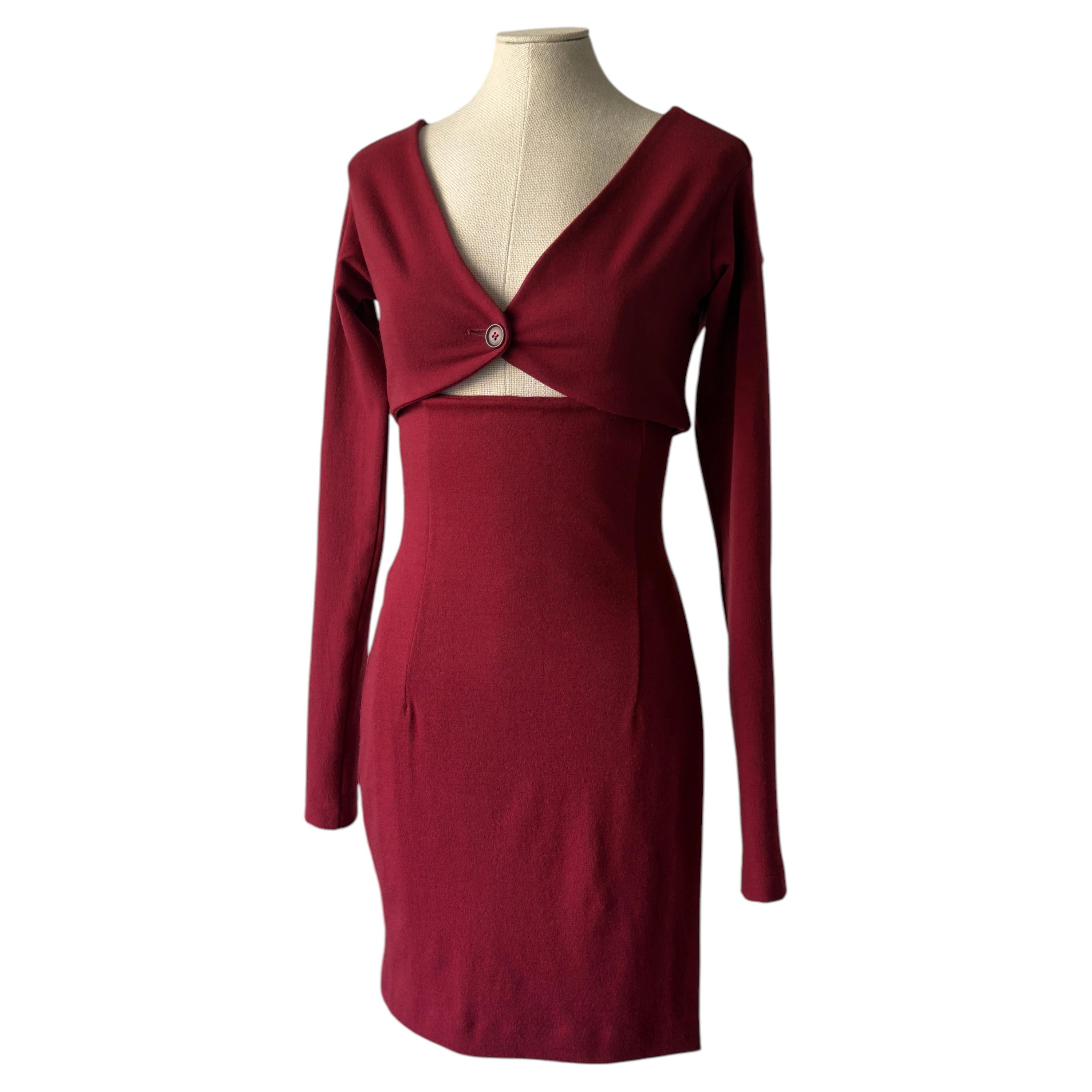 Conjunto de cárdigan y falda en rojo oscuro de Dolce & Gabbana, colección otoño-invierno 1992