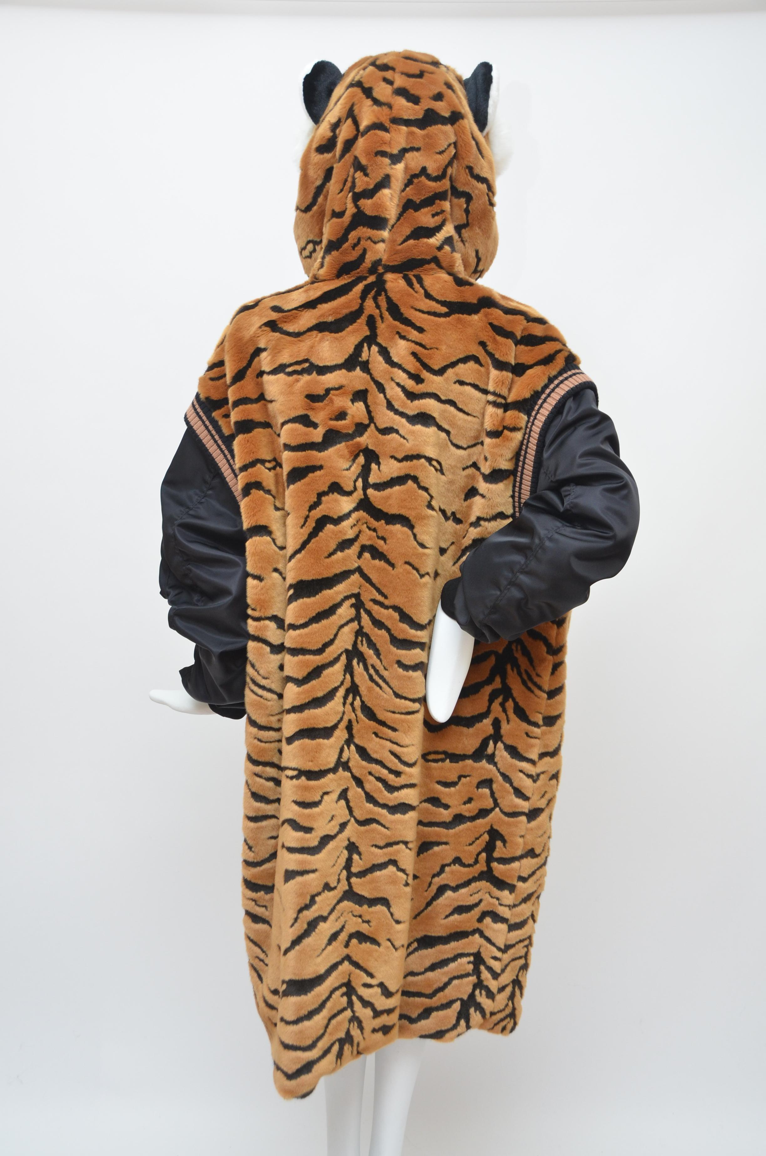 Dolce & Gabbana brown faux fur tiger hooded jacket features a hood, a front zip fastening, a faux fur trim, ribbed trimming, long sleeves, zipped pocket at the sleeve and ribbed cuffs.
Fabris contents:Outer: Acrylic 76%, Polyester 14%, Polyamide