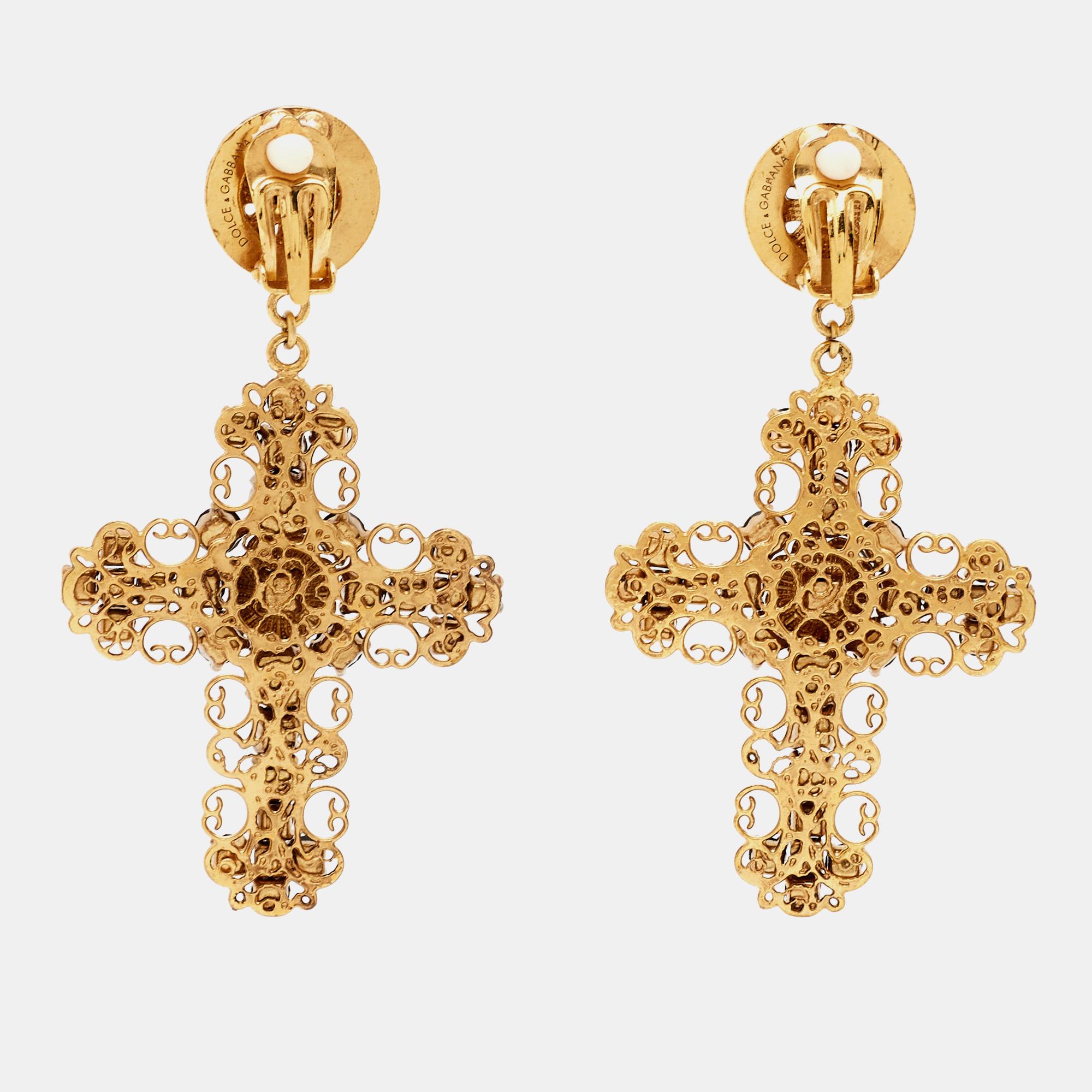 A feminine flair and a chic appeal characterize these stunning Dolce & Gabbana earrings. Sculpted from high-grade materials, they will look beautiful when you style them with your outfits and other accessories.

