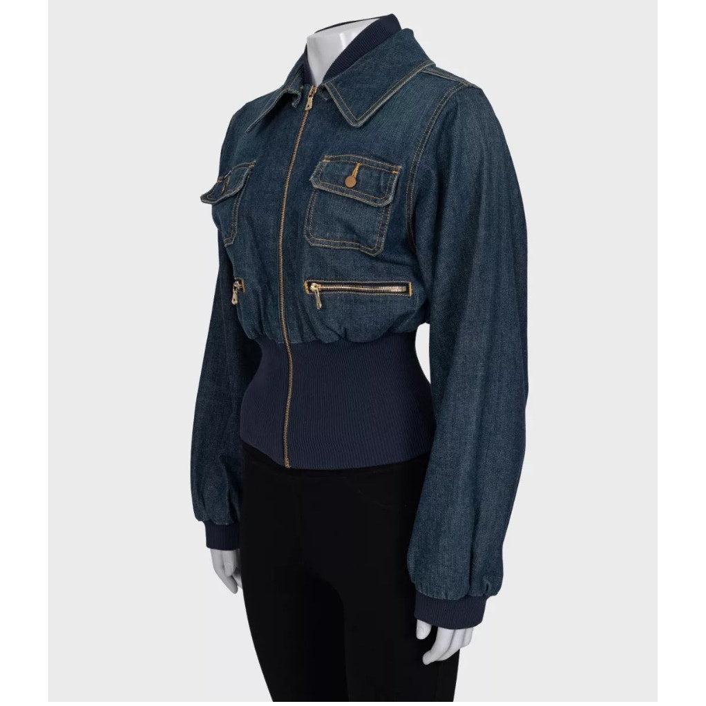 Sortez avec style grâce à cette veste en jean ajustée Dolce & Gabbana ! Cette veste pour femme est fabriquée à partir d'un denim en coton mélangé de haute qualité avec une touche d'extensibilité, ce qui garantit une coupe parfaite et confortable.