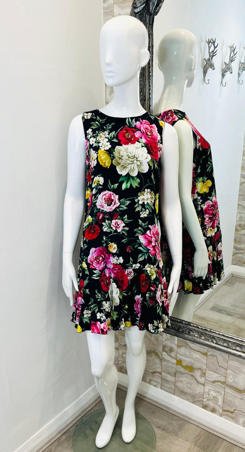 Dolce & Gabbana Floral A-Line Dress

Black dress designed with multicoloured floral prints.

Detailed with flared, mini skirt, round neckline and sleeveless style.

Size – 40IT

Condition – Very Good

Composition – 100% Viscose; Lining 94% Silk, 6%