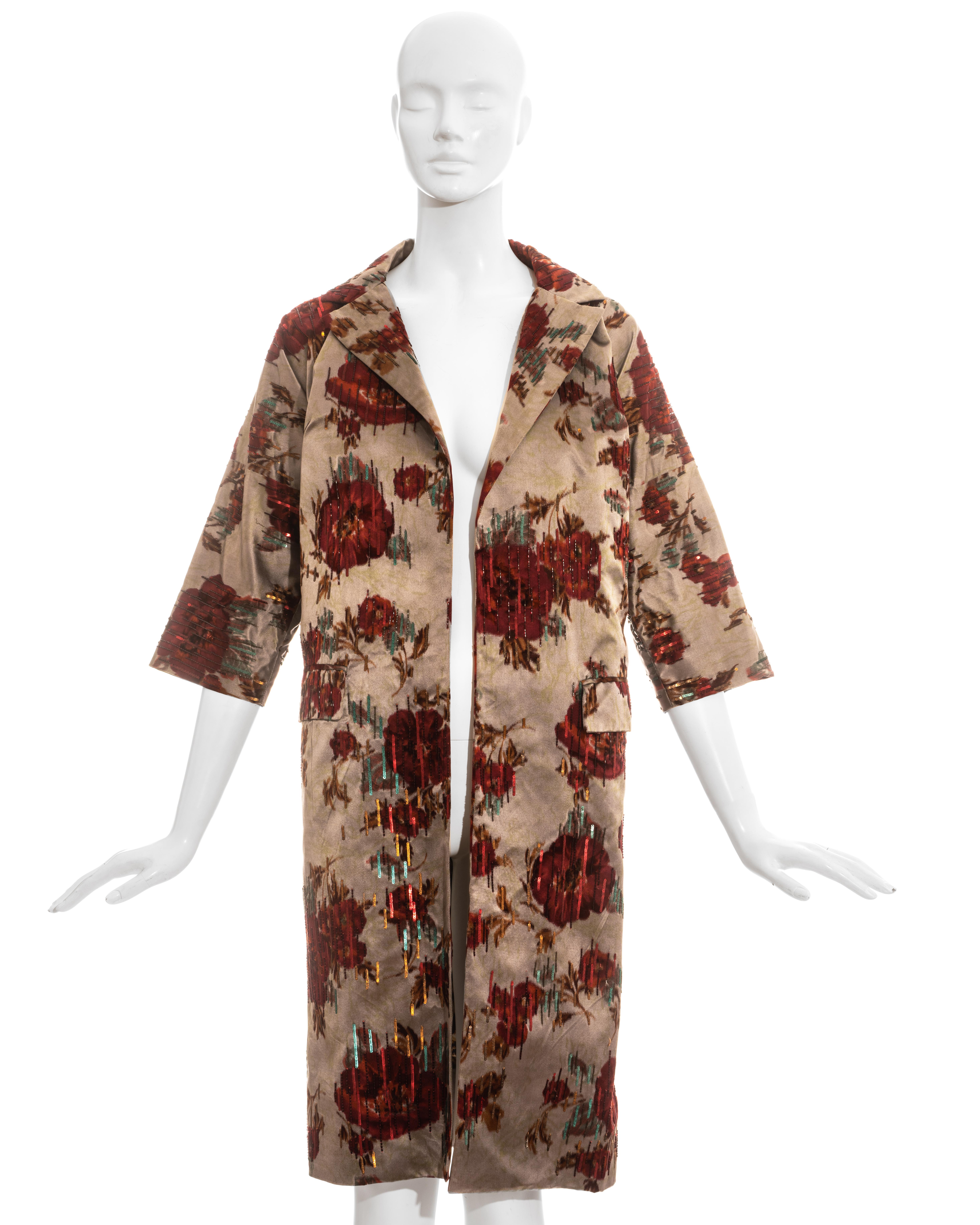 Manteau du soir Dolce & Gabbana en soie imprimé floral métallique avec perles et paillettes. 

Printemps-été 1999