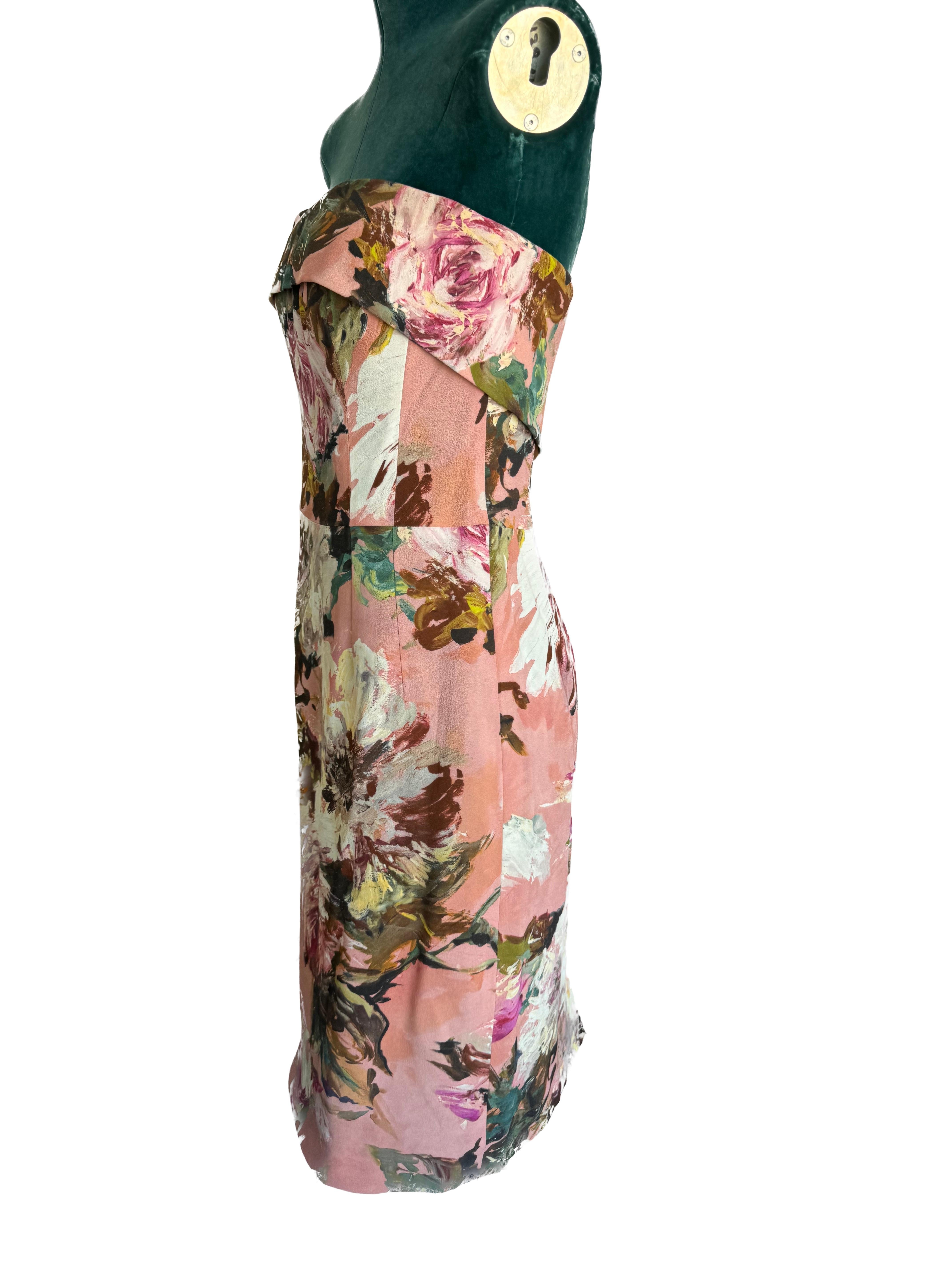 
ChatGPT
Laissez-vous séduire par l'incarnation de la féminité opulente de Dolce & Gabbana avec cette exquise robe florale ajustée sans bretelles, dont chaque détail raconte une histoire de luxe et de sophistication. Cet ensemble captivant marie
