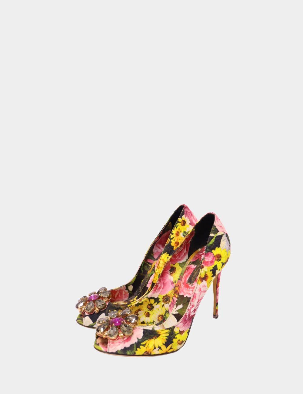 Faites preuve d'audace avec ces talons ornés d'un imprimé floral Dolce & Gabbana. Confectionnées dans une étoffe multicolore vibrante, elles présentent une silhouette peep-toe romantique ornée de broches florales en cristal scintillant sur le