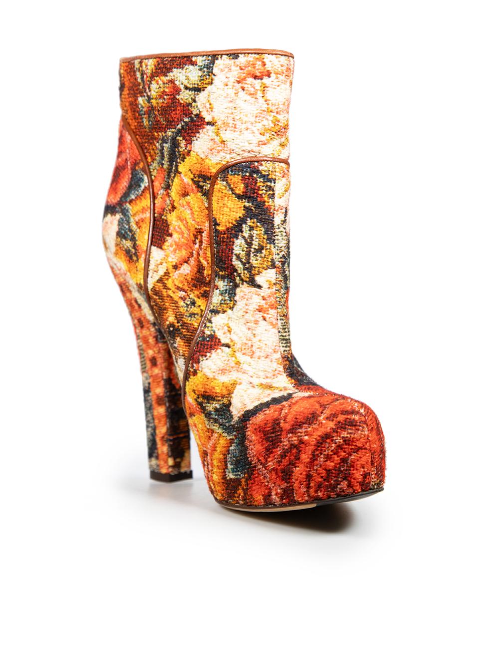 El ESTADO es Muy bueno. Las botas presentan un desgaste mínimo. Abrasión en el borde de cuero de ambos zapatos. Rasguños en el tejido de la pala y el tacón del zapato izquierdo de este artículo de segunda mano de la marca Dolce & Gabbana.
  
 