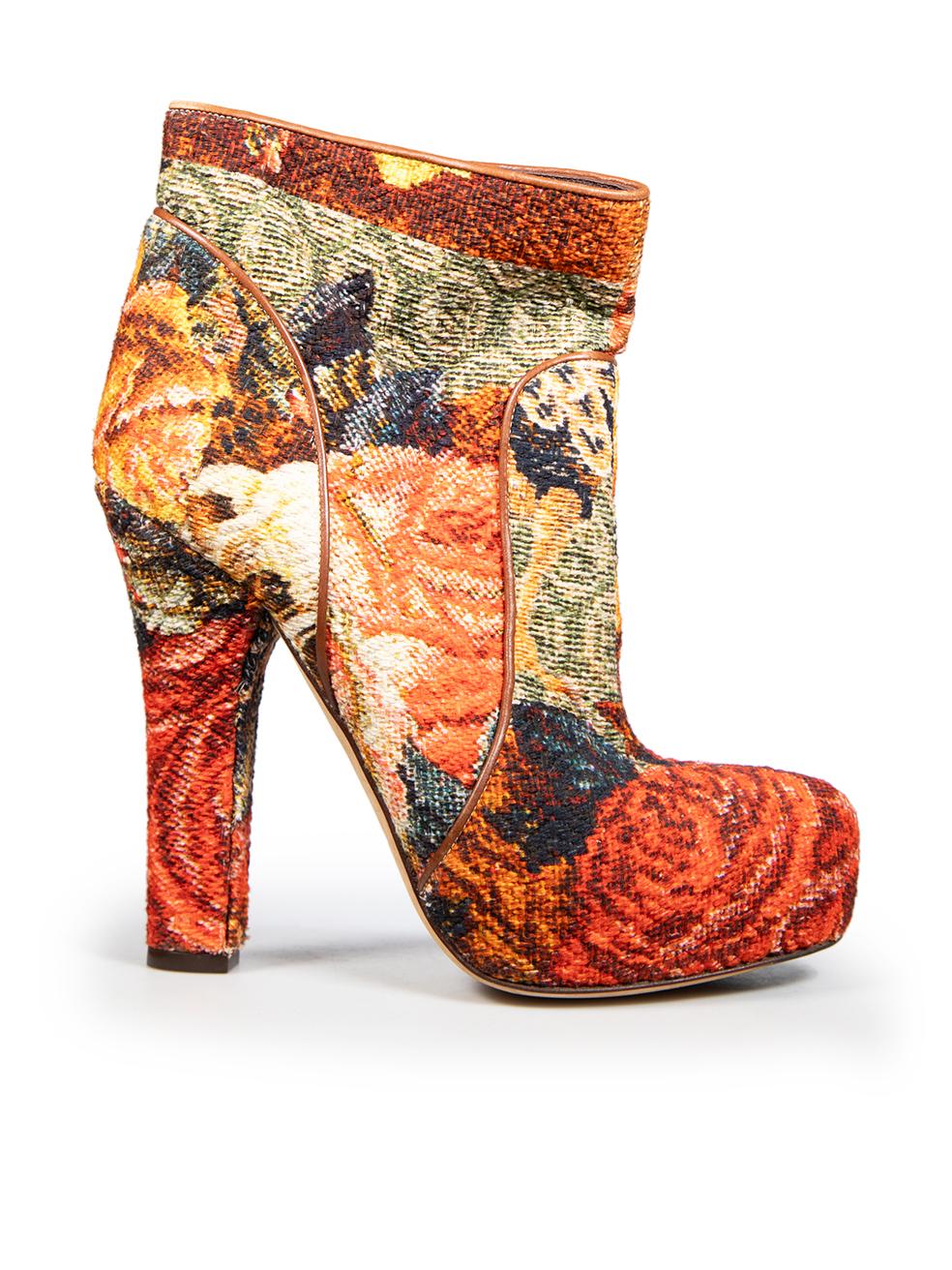 El ESTADO es Muy bueno. Las botas presentan un desgaste mínimo. Abrasión en el borde de cuero de ambos zapatos. Rasguños en el tejido de la pala y el tacón del zapato izquierdo de este artículo de segunda mano de la marca Dolce & Gabbana.
 

