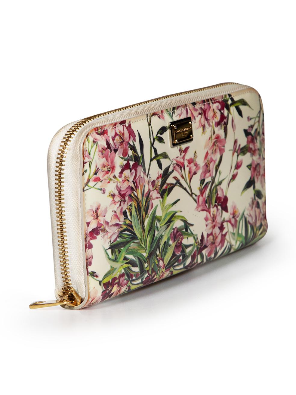 CONDITION is Good. Minor wear to wallet is evident. Light wear to the exterior with noticeable discolouration at the edges and on the zip tape on this used Dolce & Gabbana designer resale item.
 
 Details
 Multicolour
 Patent leather
 Wallet
 Floral
