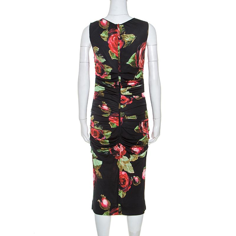 This Dolce and Gabbana dress has a lovely silhouette. It features an all-over floral print that contrasts well with the black background. It has been tailored to offer a good fit and comes with a zip closure at the back. The comfortable dress is