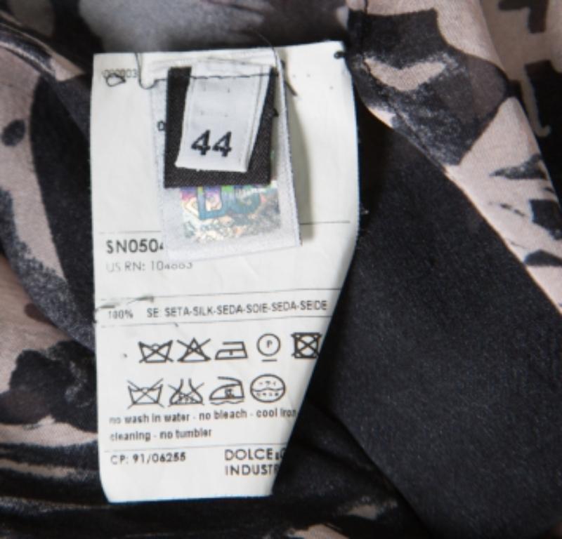 Questo top senza maniche di Dolce & Gabbana è quello che mancava al tuo guardaroba! Questa creazione nera è realizzata in 100% seta e presenta una stampa floreale. Sfoggia un'applicazione a volant sul davanti e ha una scollatura a palloncino. Il suo