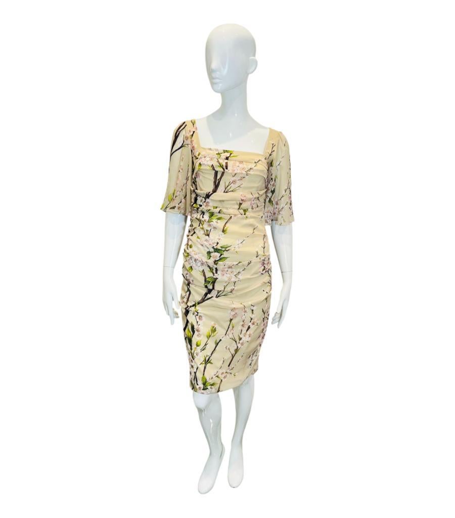 Dolce & Gabbana - Robe en soie imprimée à fleurs

Robe ruchée ivoire à imprimé floral en crêpe de soie extensible.

Elle est dotée de manches courtes évasées et d'une encolure carrée, d'une coupe bodycon et d'une fermeture à glissière dissimulée à