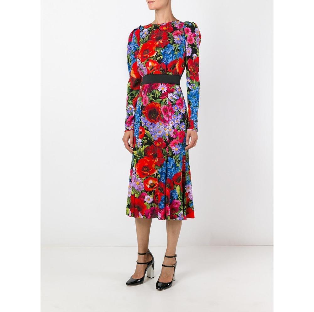 Multicoloured stretch silk floral print dress from Dolce & Gabbana Round neck
Long sleeves
Rear zip fastening
Elasticated waistband
Mid-calf length
Pleated hem
Composition Silk 94%, Spandex/elastane 6%
Designer Style ID: F62F5TFSAQX
Colour: