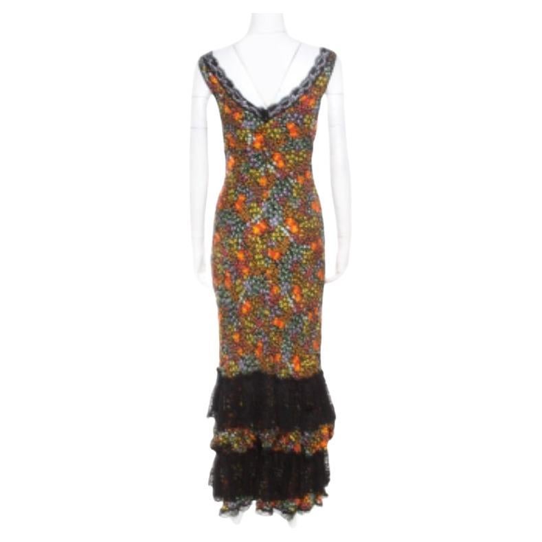 Questo abito di Dolce & Gabbana sarebbe un'aggiunta meravigliosa alla tua collezione se abbinato al giusto tipo di tacchi. Questo capo è ricoperto di stampe floreali e presenta inserti in pizzo con pannelli trasparenti sul décolleté, mentre l'orlo