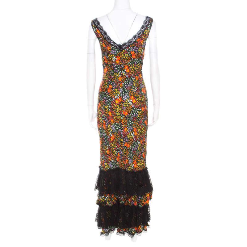 Cette robe Dolce & Gabbana s'ajoutera merveilleusement à votre collection lorsqu'elle sera associée au bon type de talons. Cette pièce est recouverte d'imprimés floraux et comporte des empiècements en dentelle avec des panneaux transparents sur le