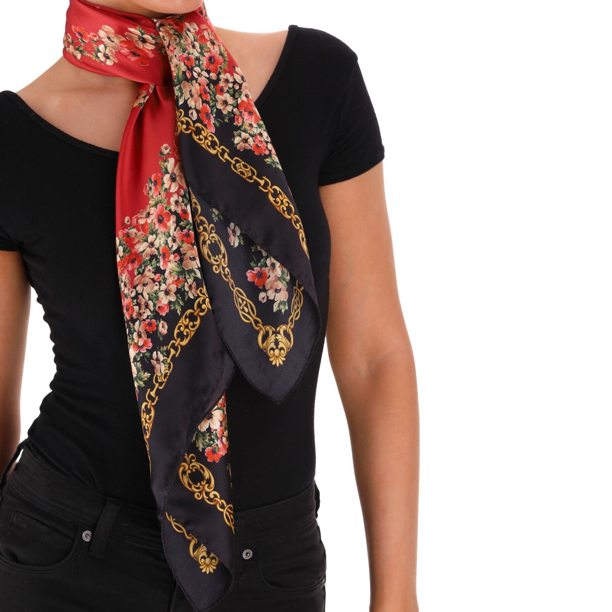 Dolce & Gabbana Floral Print Silk Twill Scarf

Red scarf crafted from silk with multicoloured floral design and black edges embellished with gold print.

Featuring hand-sewn hem and 'Dolce&Gabbana' signature in white.

Rrp Approx. £380

Size – 90 x