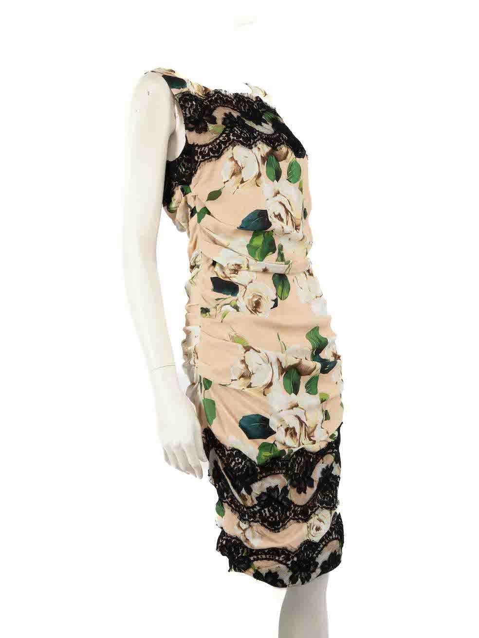 Le condizioni sono molto buone. Questo articolo usato di Dolce & Gabbana non presenta alcun segno di usura visibile.
 
 
 
 Dettagli
 
 
 Multicolore
 
 Viscosa
 
 Abito
 
 Motivo floreale
 
 Senza maniche
 
 Collo rotondo
 
 Pannelli in pizzo nero
