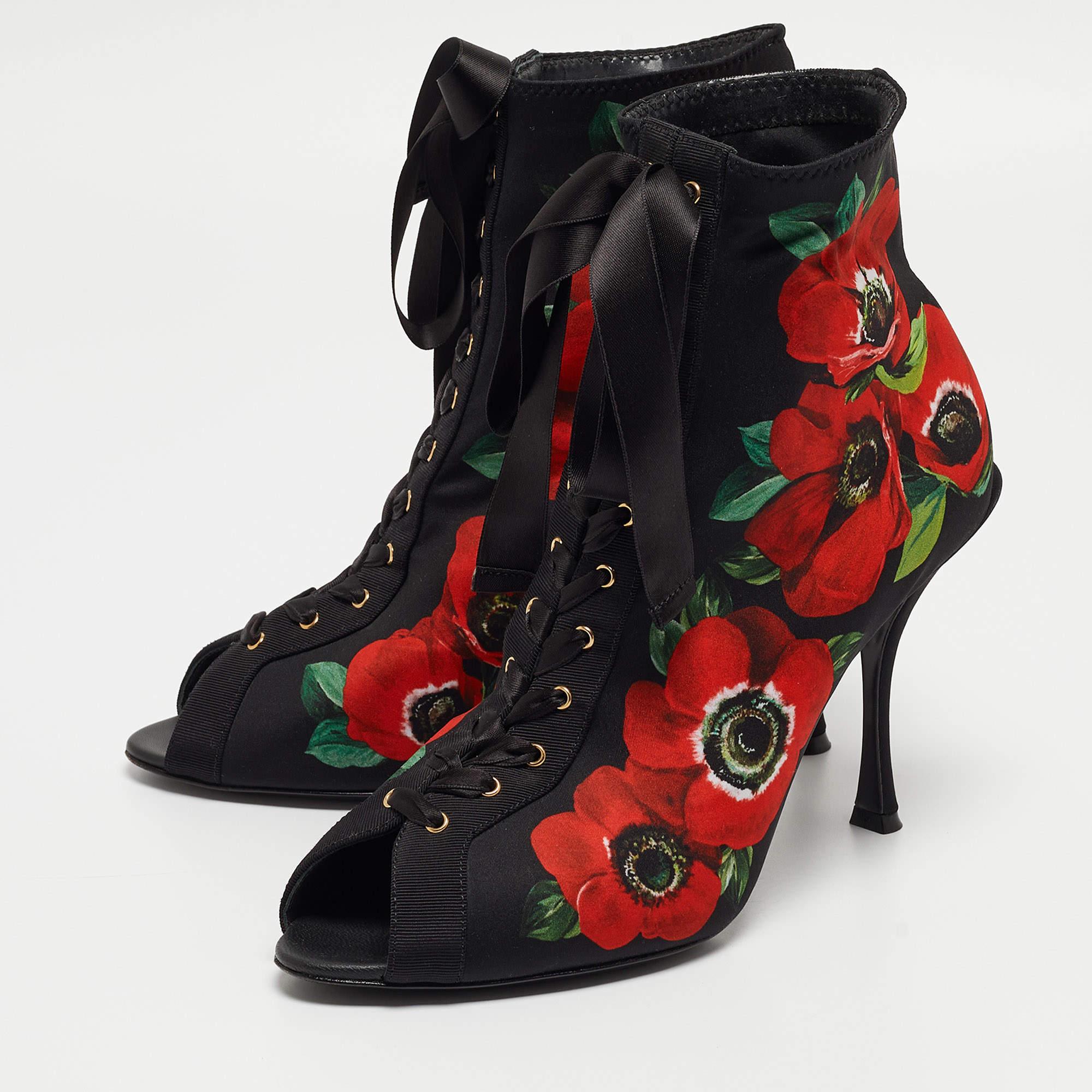 Diese sorgfältig in einer eleganten Silhouette entworfenen Dolce & Gabbana-Stiefel sind ein echter Stilbruch. Sie verfügen über bequeme Einlegesohlen und strapazierfähige Laufsohlen für eine lange Lebensdauer. Diese Stiefel sind mit Blumendruck
