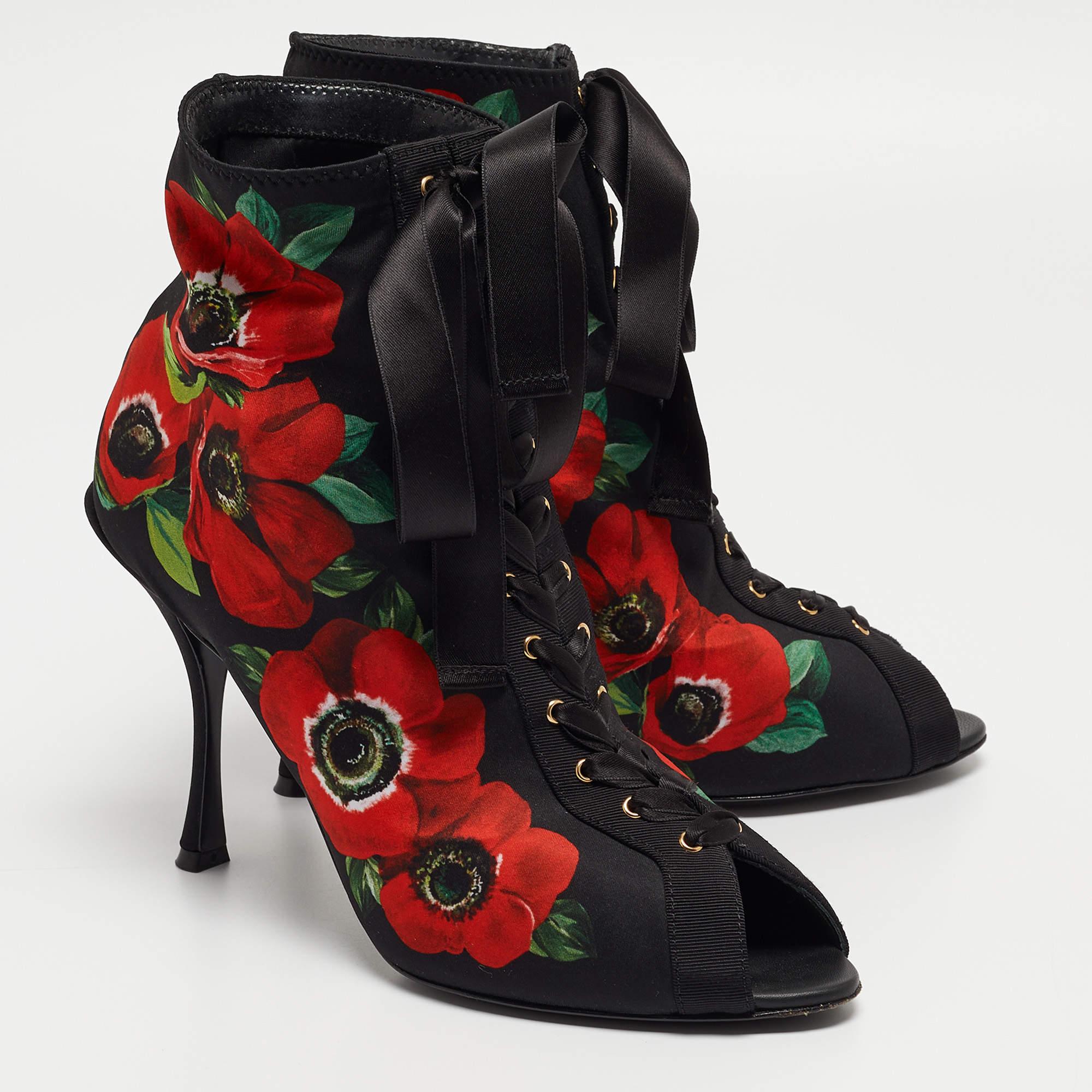 Dolce & Gabbana Stretch-Stoff-Stiefeletten mit Blumendruck und Peep Toe-Stiefeletten Größe 39 Damen im Angebot