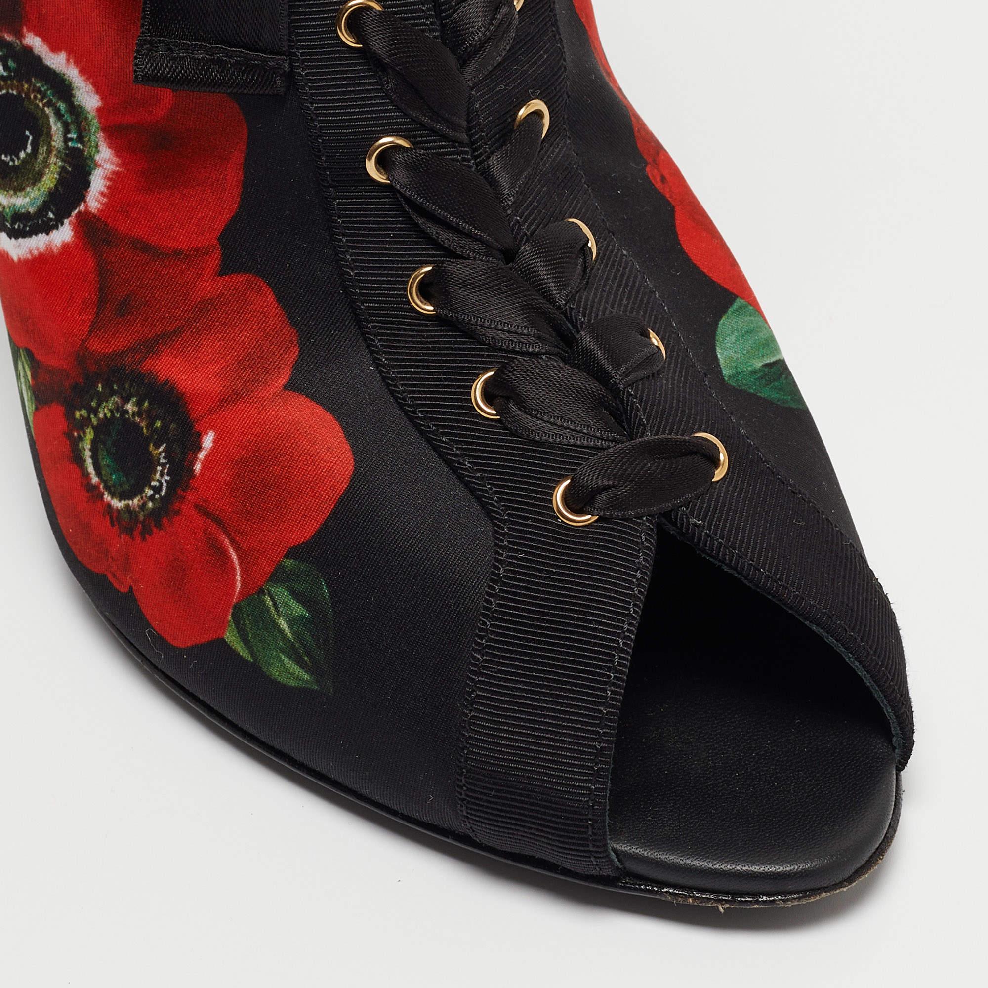 Dolce & Gabbana Stretch-Stoff-Stiefeletten mit Blumendruck und Peep Toe-Stiefeletten Größe 39 im Angebot 1