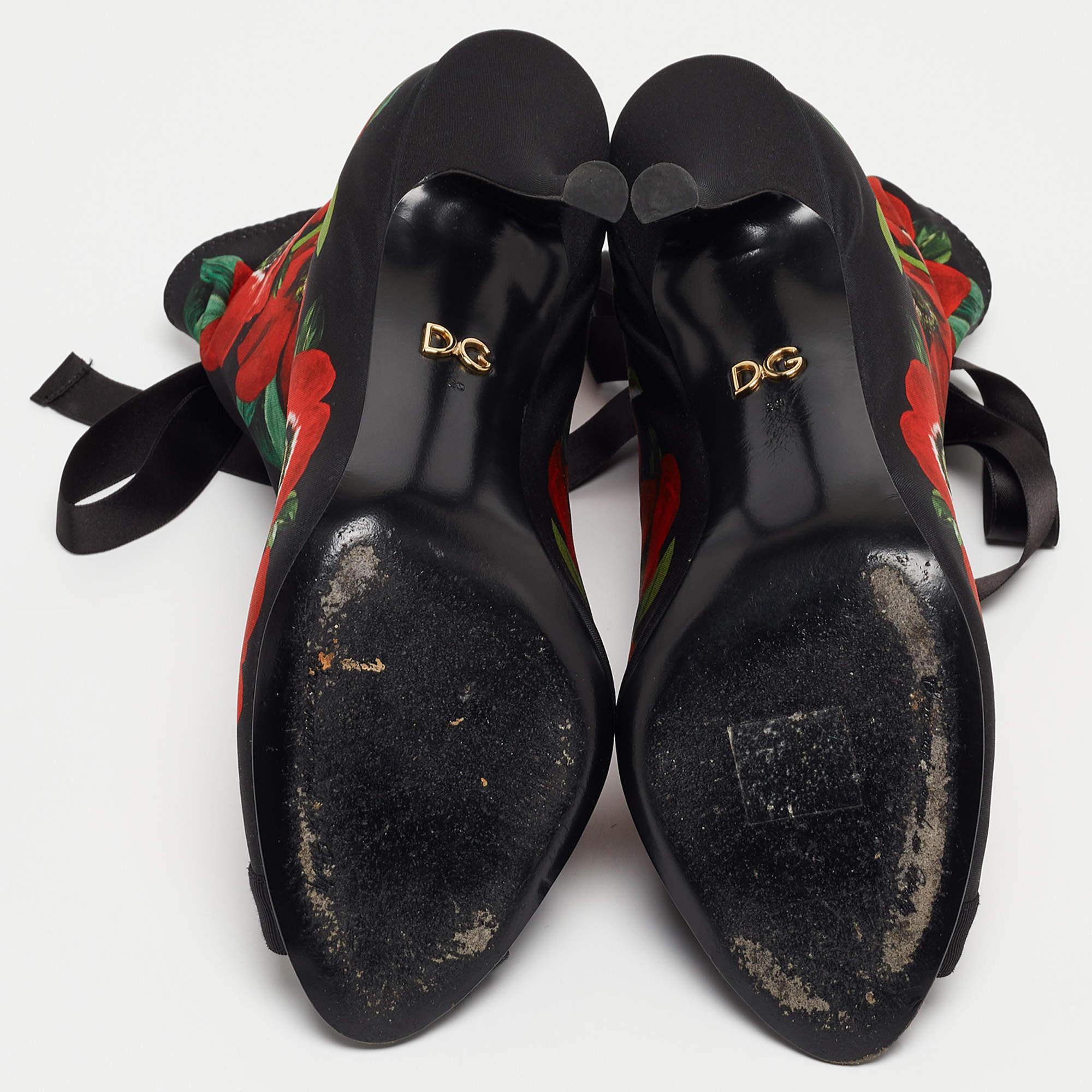 Dolce & Gabbana Stretch-Stoff-Stiefeletten mit Blumendruck und Peep Toe-Stiefeletten Größe 39 im Angebot 2