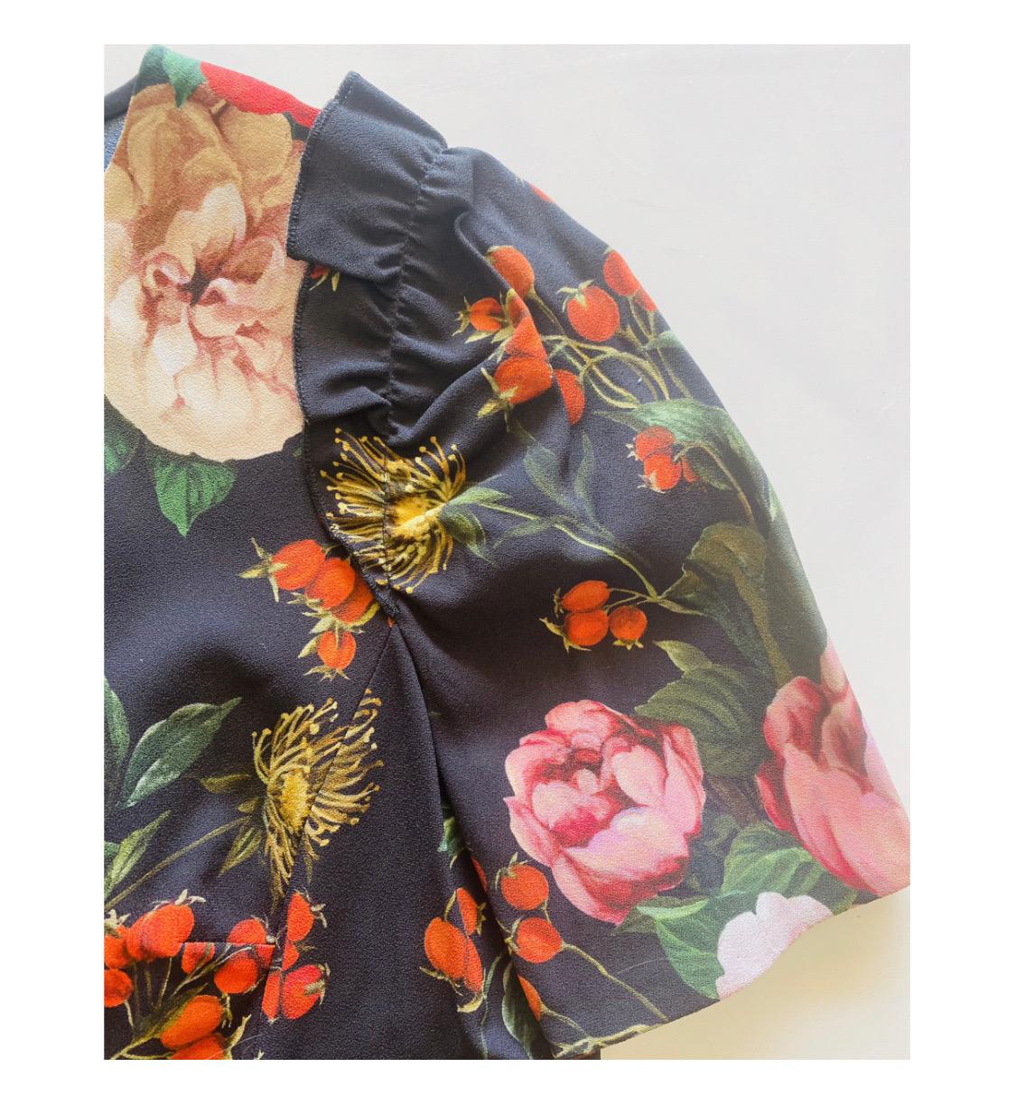 Dolce & Gabbana Floral printed top
blouse

Size 40IT, UK8, S.

Viscose / Elasthan

Brand new with tags!

Please check my other DG clothing &

accessories!
