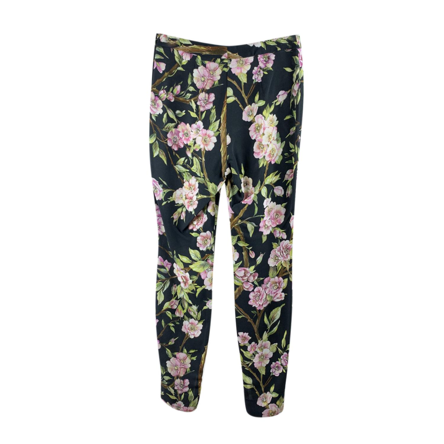Dolce & Gabbana Floral Light Weight Fabric Pants with Zip detailing at the end of the leg. Composition tag is missing. Its is a light weight silky fabric. Size is not indicated. Estimated size is a SMALL size

Details

MATERIAL: Viscose

COLOR: