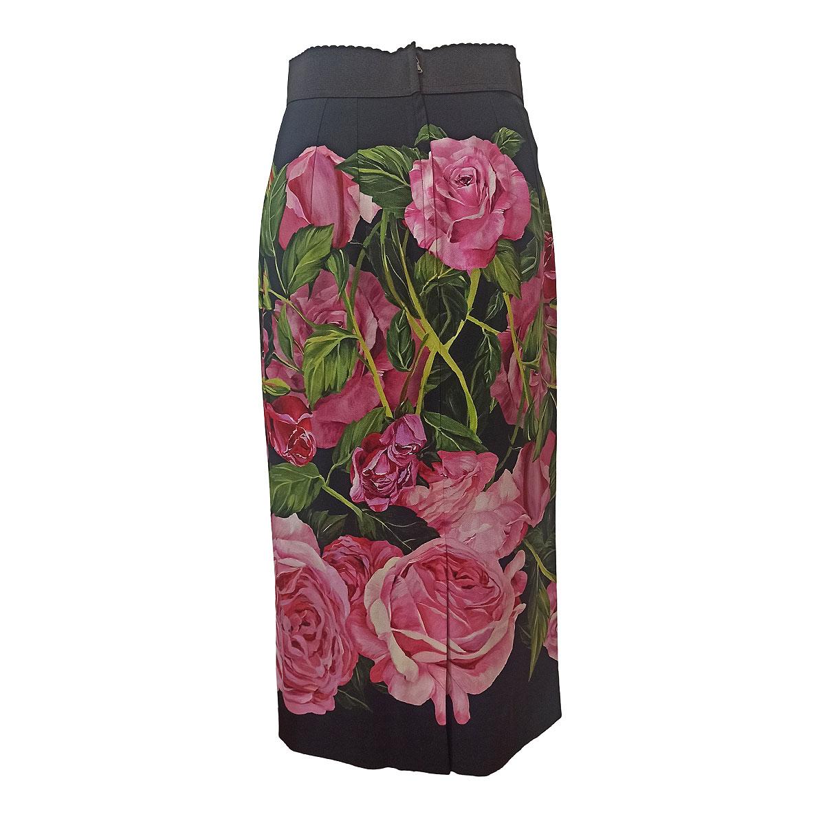 Stunning Dolce & Gabbana printed skirt
Missing composition and size tag
Black color with pink roses fancy
Back zip closure
Total length cm 82 (32,28 inches)
Waist cm 36 (14,17 inches)
Fabric tag removed by previous owner
Worldwide express shipping