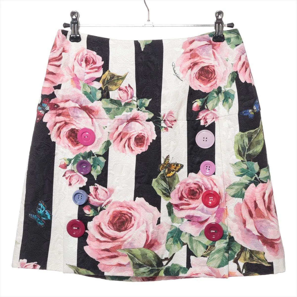 La Falda de Algodón a Rayas Florales Dolce & Gabbana en blanco y negro es una pieza vibrante que muestra la estética romántica característica de la marca. Confeccionada en algodón nítido, presenta atrevidas rayas blancas y negras que contrastan con