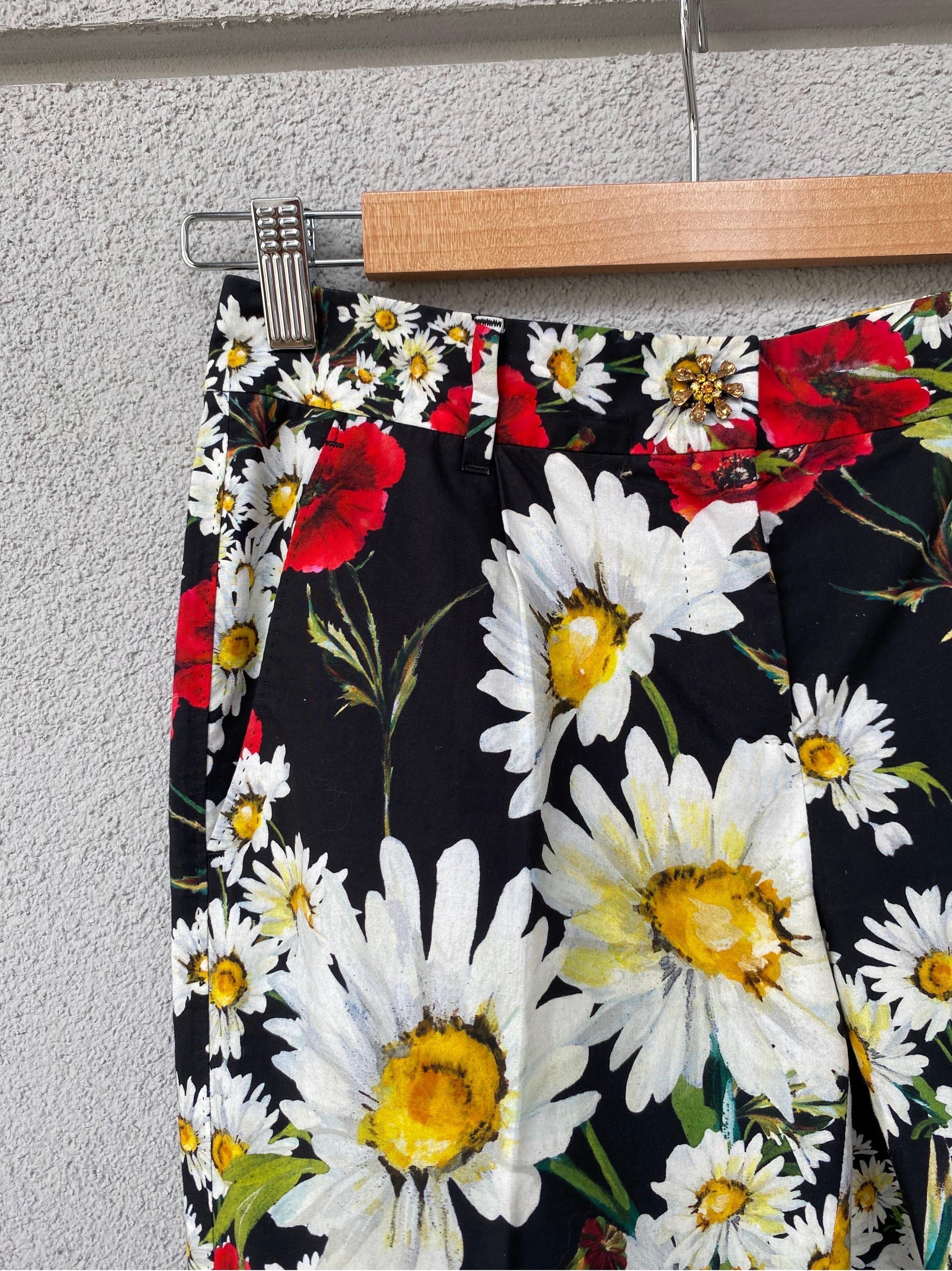 Pantalon à fleurs Dolce & Gabbana
Collection S 2016. Représenté.
En coton.
Avec un bouton bijou en forme de fleur jaune.
Des marguerites et des coquelicots partout.
Bouton et fermeture éclair sur le devant. Remboursement au bas cousu.
Taille 36.
Vie